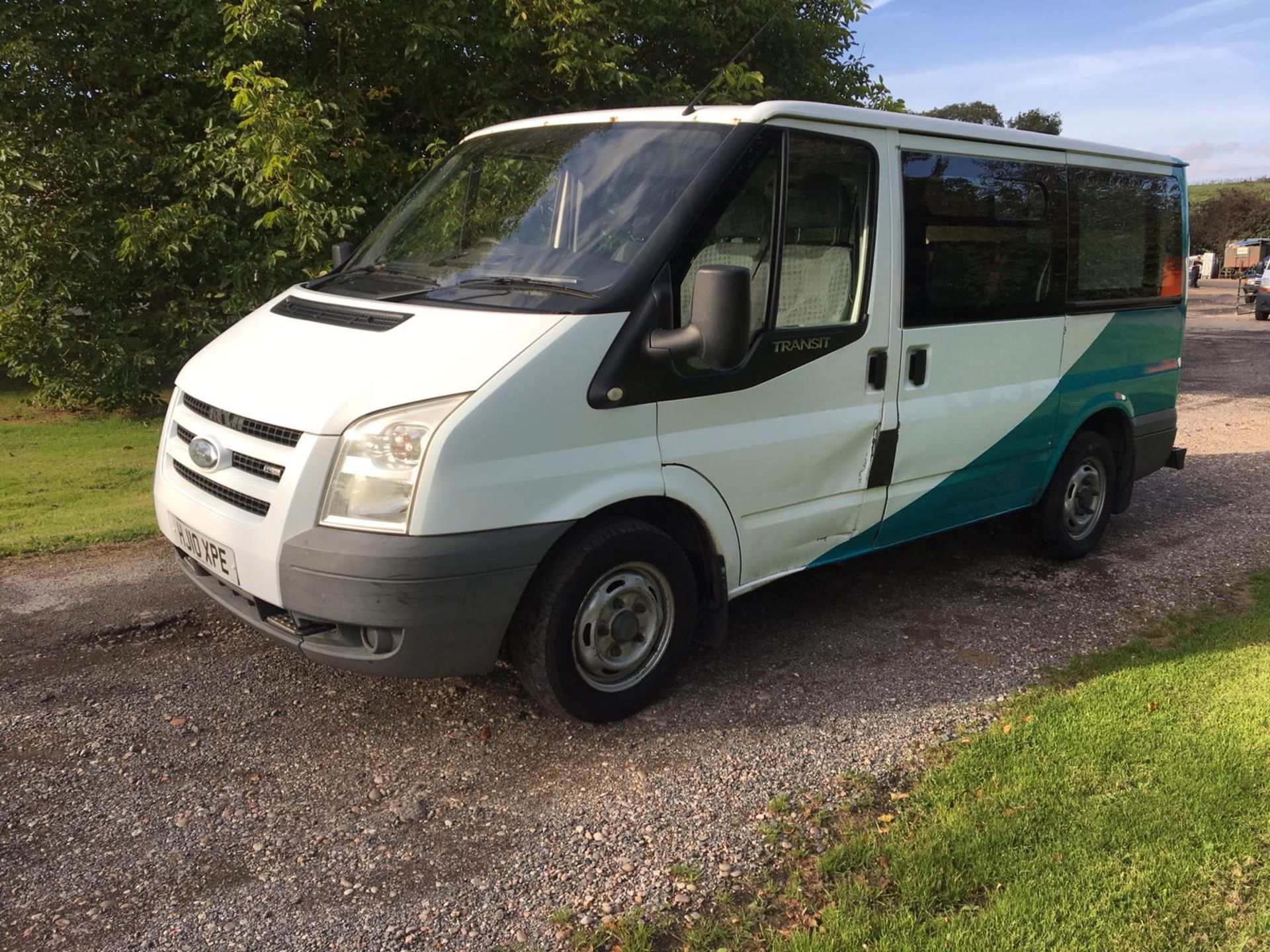 2010/10 REG FORD TRANSIT 85 T260S FWD 2.2 DIESEL WHITE CREW VAN 9 SEATER *PLUS VAT* - Image 4 of 17