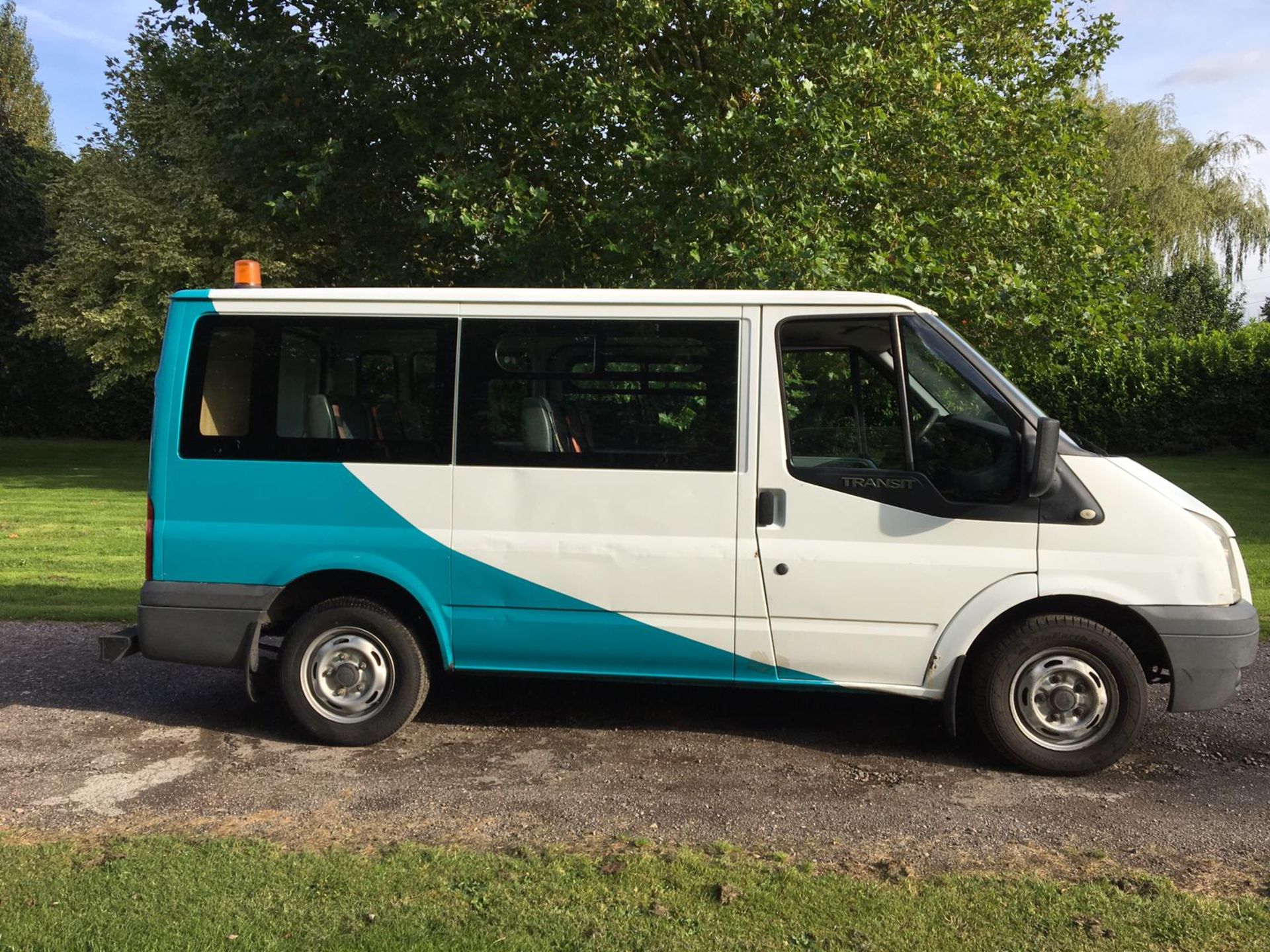 2010/10 REG FORD TRANSIT 85 T260S FWD 2.2 DIESEL WHITE CREW VAN 9 SEATER *PLUS VAT* - Image 12 of 17