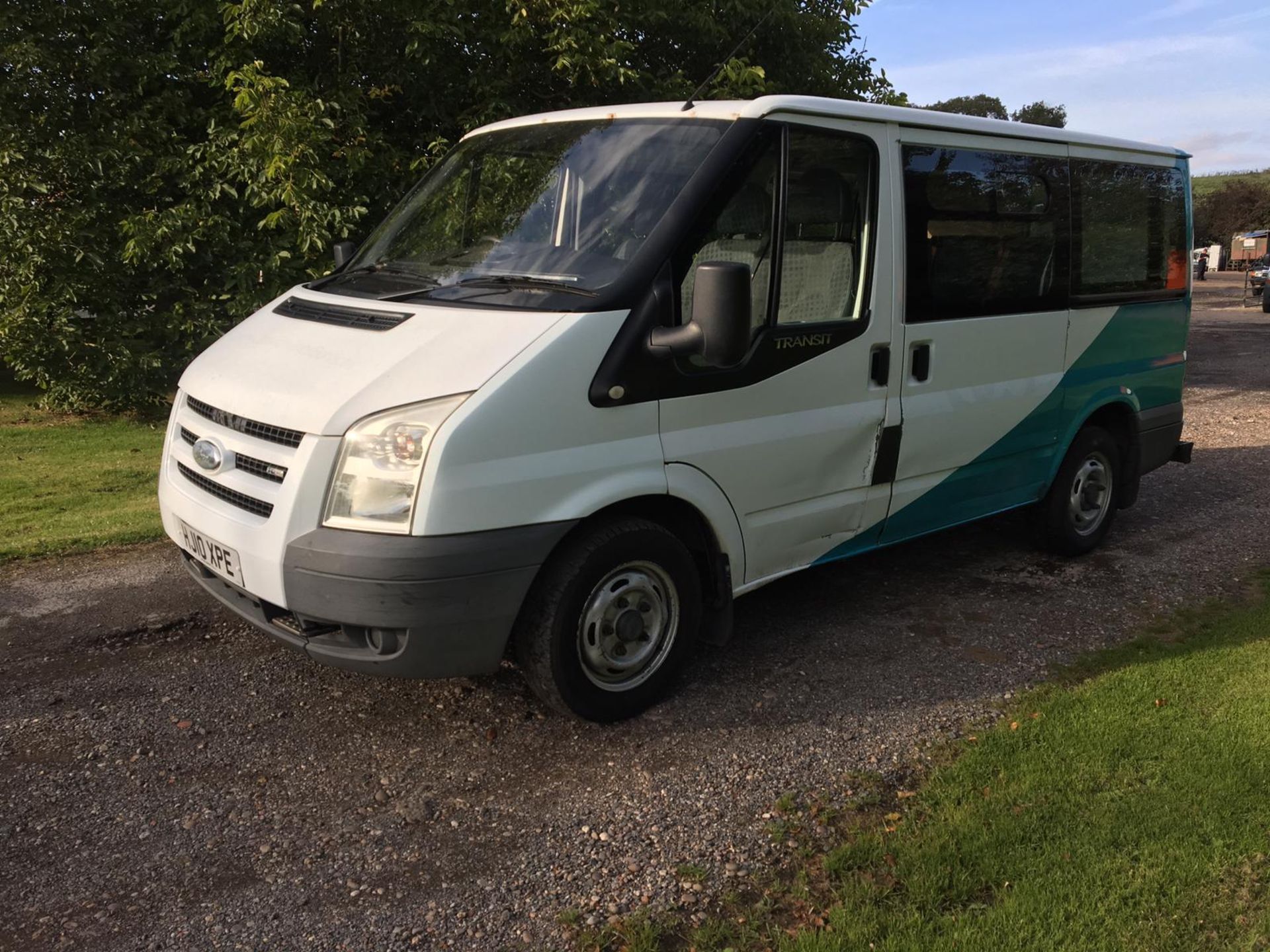 2010/10 REG FORD TRANSIT 85 T260S FWD 2.2 DIESEL WHITE CREW VAN 9 SEATER *PLUS VAT* - Image 3 of 17