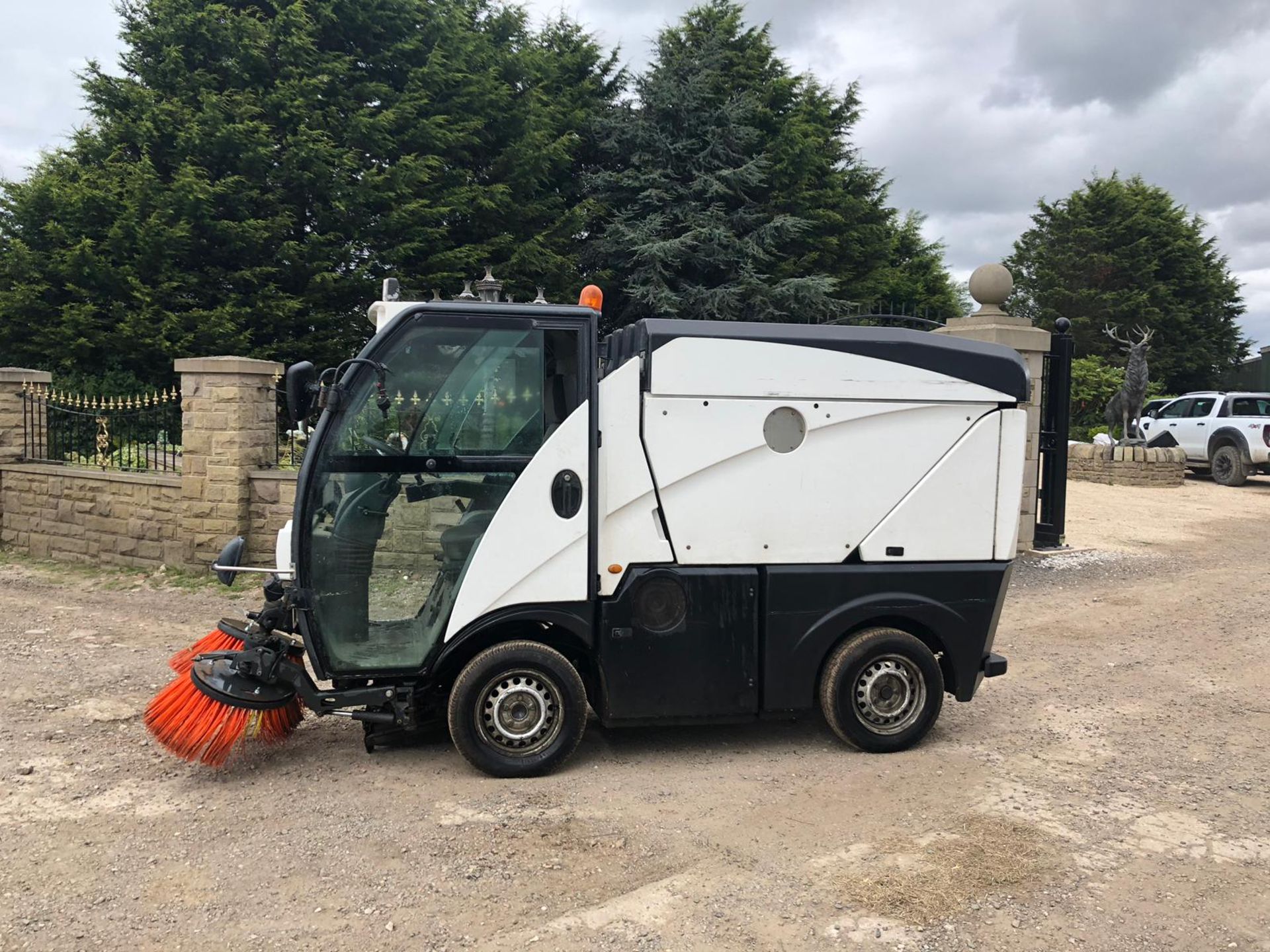 2012/62 REG JOHNSTON ROAD SWEEPER, RUNS WORKS AND SWEEPS, ONLY 4123 HOURS *PLUS VAT* - Image 3 of 6