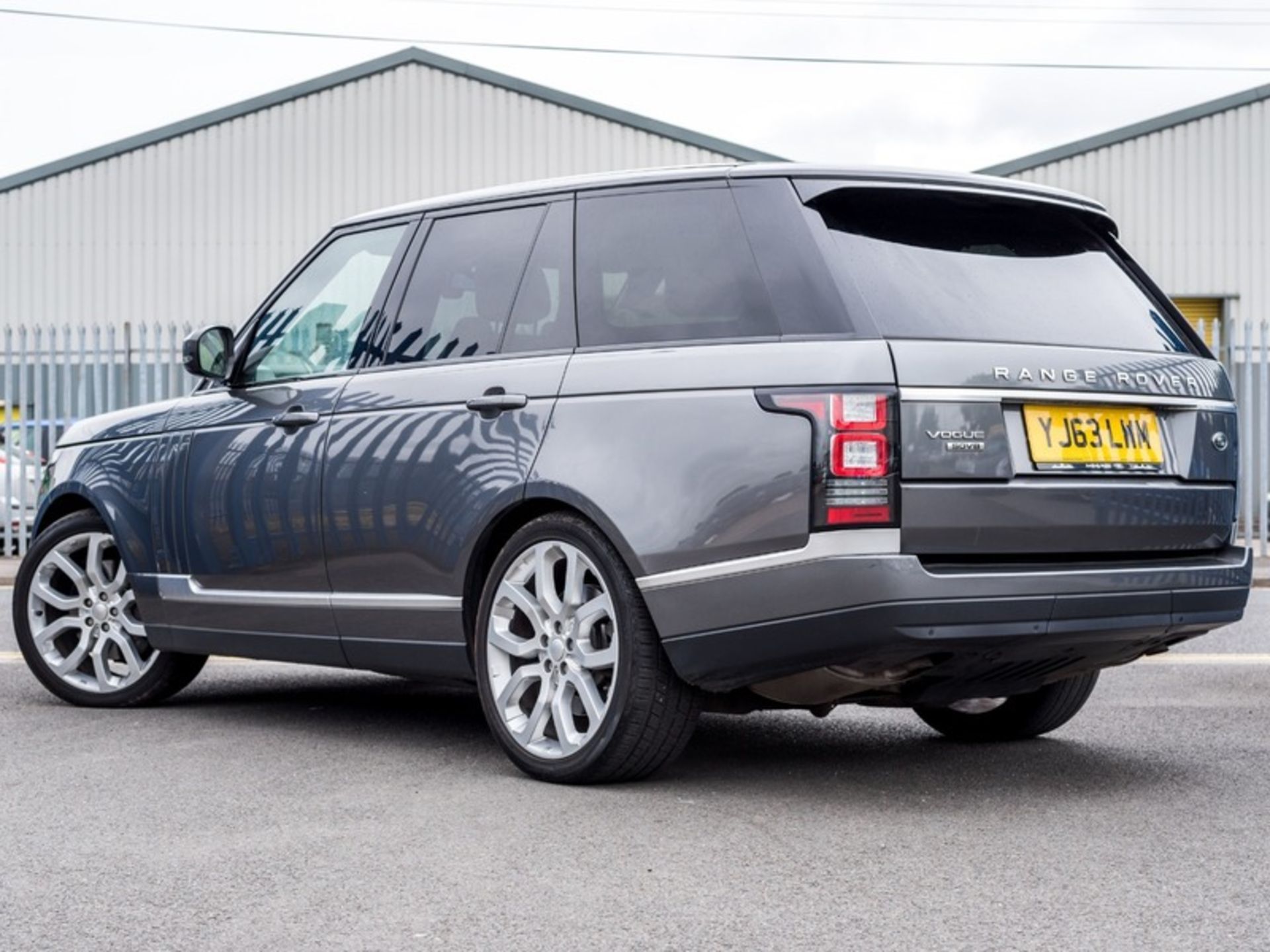 2013/63 REG LAND ROVER RANGE ROVER VOGUE SDV8 AUTOMATIC 4.4 DIESEL GREY 4X4, SHOWING 1 FORMER KEEPER - Image 3 of 28