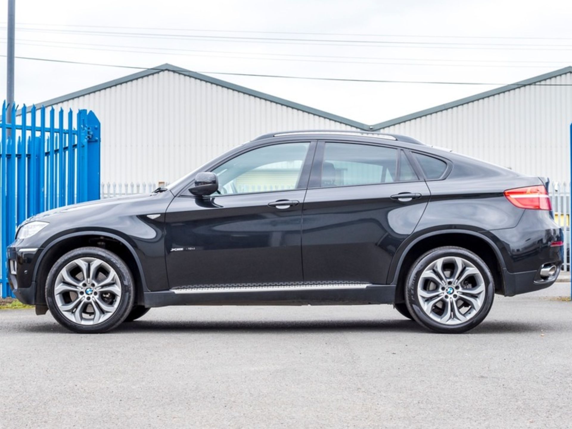 2013/13 REG BMW X6 XDRIVE 40D AUTO 3.0 DIESEL 4X4 BLACK, SHOWING 2 FORMER KEEPERS *NO VAT* - Image 6 of 28