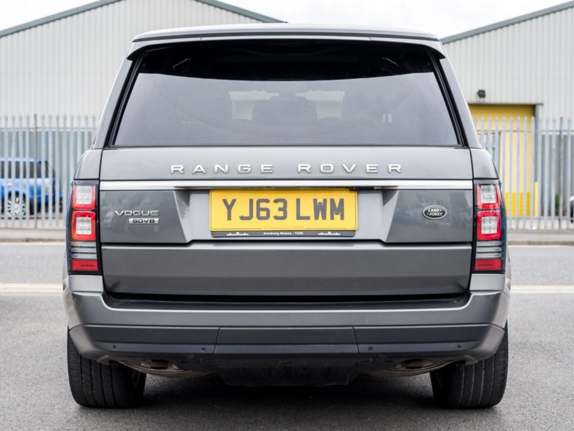 2013/63 REG LAND ROVER RANGE ROVER VOGUE SDV8 AUTOMATIC 4.4 DIESEL GREY 4X4, SHOWING 1 FORMER KEEPER - Image 4 of 28