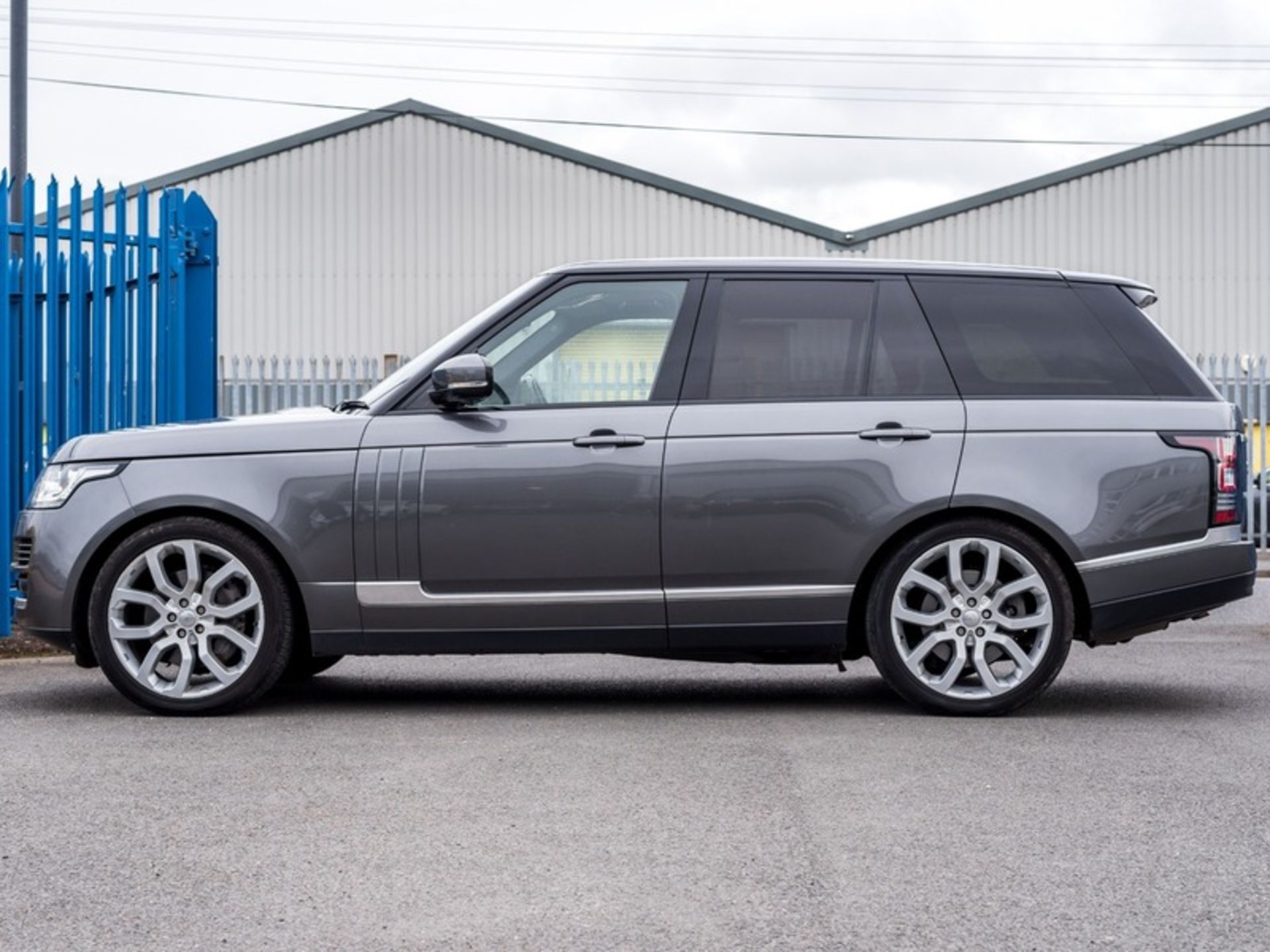 2013/63 REG LAND ROVER RANGE ROVER VOGUE SDV8 AUTOMATIC 4.4 DIESEL GREY 4X4, SHOWING 1 FORMER KEEPER - Image 6 of 28