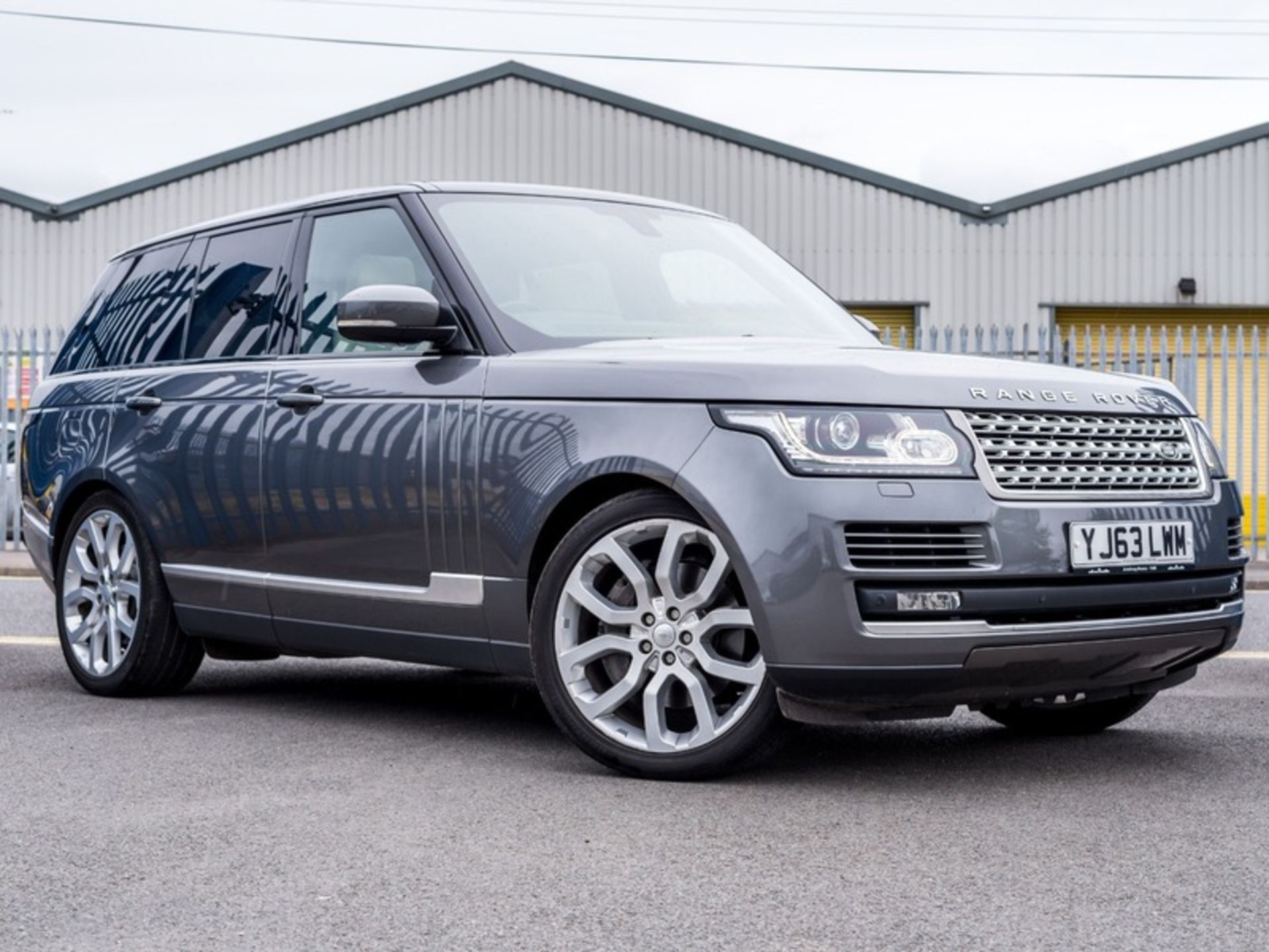 2013/63 REG LAND ROVER RANGE ROVER VOGUE SDV8 AUTOMATIC 4.4 DIESEL GREY 4X4, SHOWING 1 FORMER KEEPER