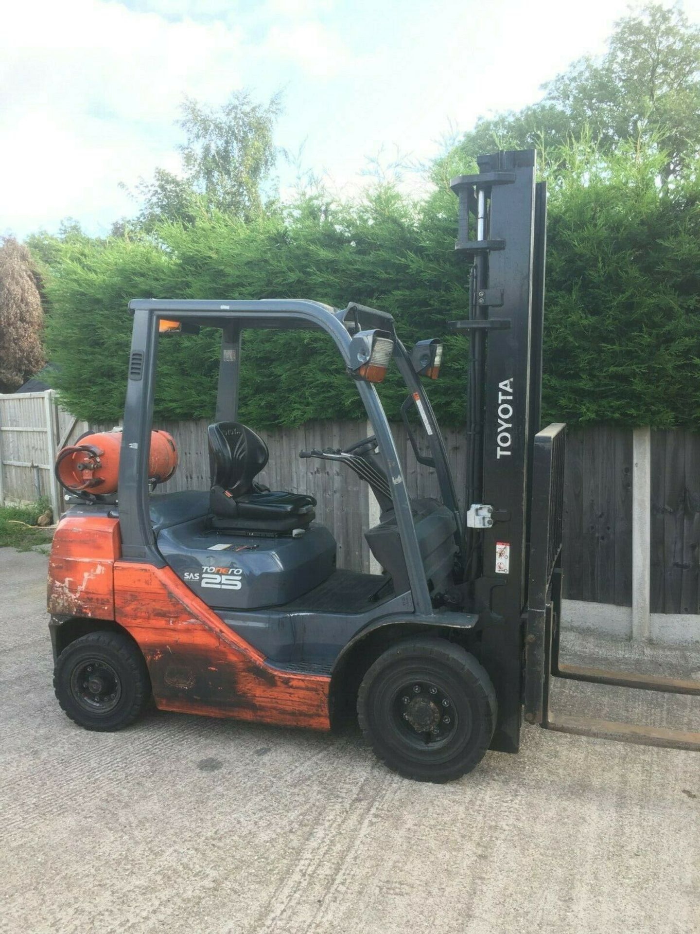 TOYOTA 2.5 TON GAS FORKLIFT, YEAR 2013, SIDE SHIFT, FORK POSITIONER *PLUS VAT* - Image 2 of 4