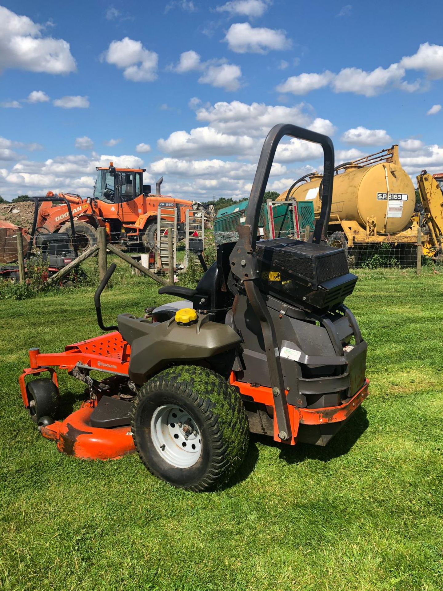 HUSQVARNA ZERO TURN RIDE ON LAWN MOWR, RUNS, WORKS AND CUTS, ONLY 900 HOURS FROM NEW *PLUS VAT* - Image 2 of 6