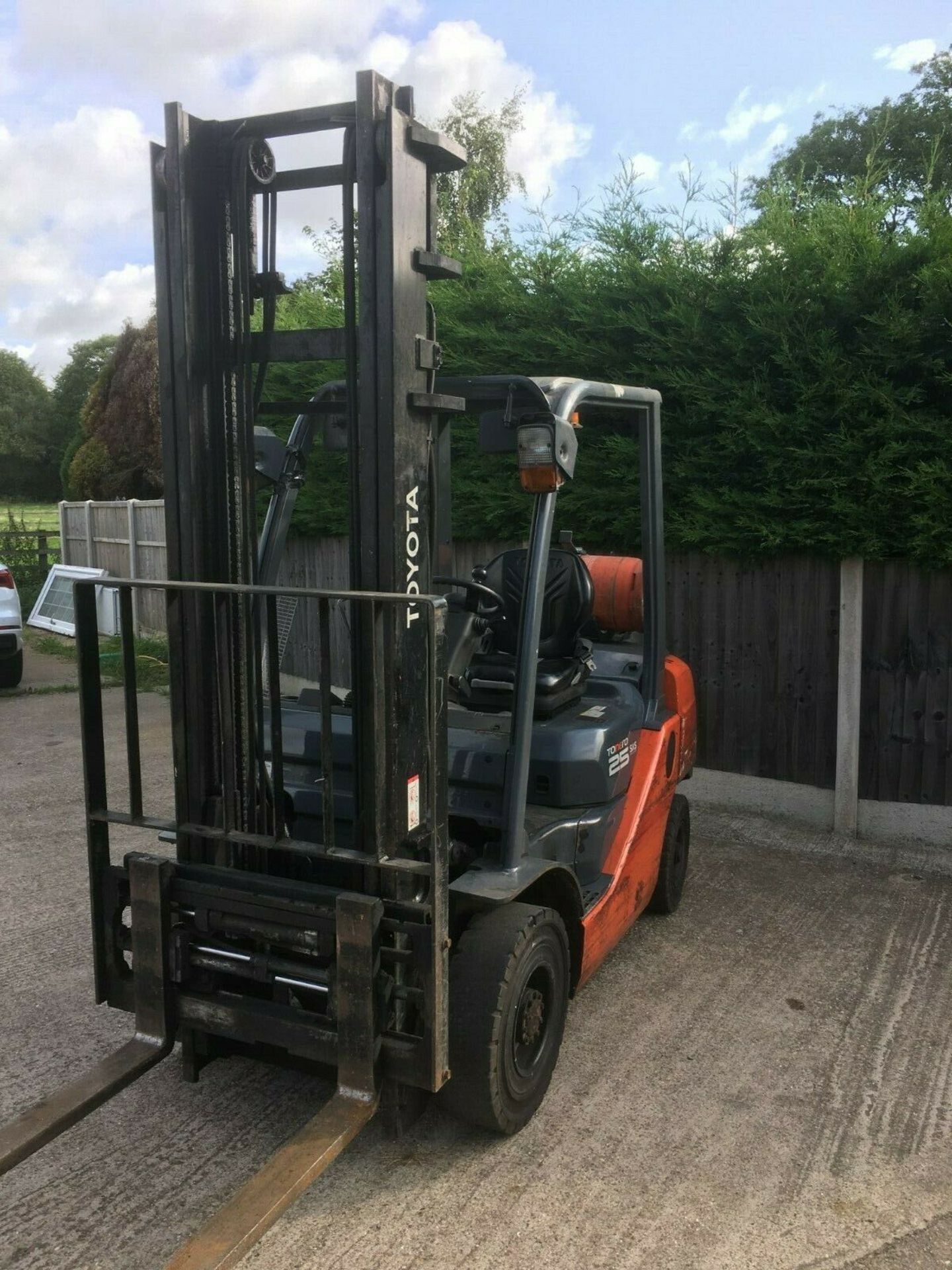 TOYOTA 2.5 TON GAS FORKLIFT, YEAR 2013, SIDE SHIFT, FORK POSITIONER *PLUS VAT* - Image 4 of 4