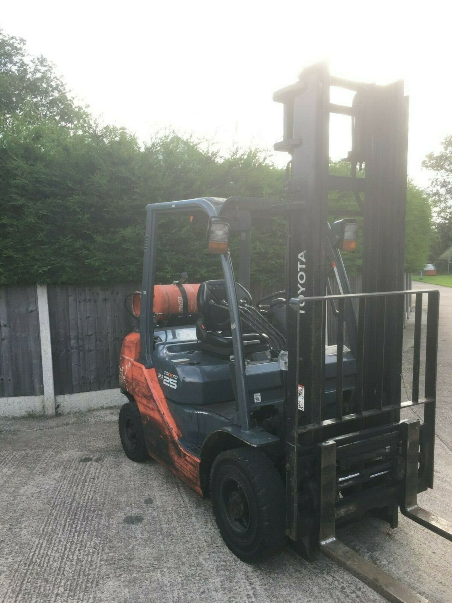 TOYOTA 2.5 TON GAS FORKLIFT, YEAR 2013, SIDE SHIFT, FORK POSITIONER *PLUS VAT*