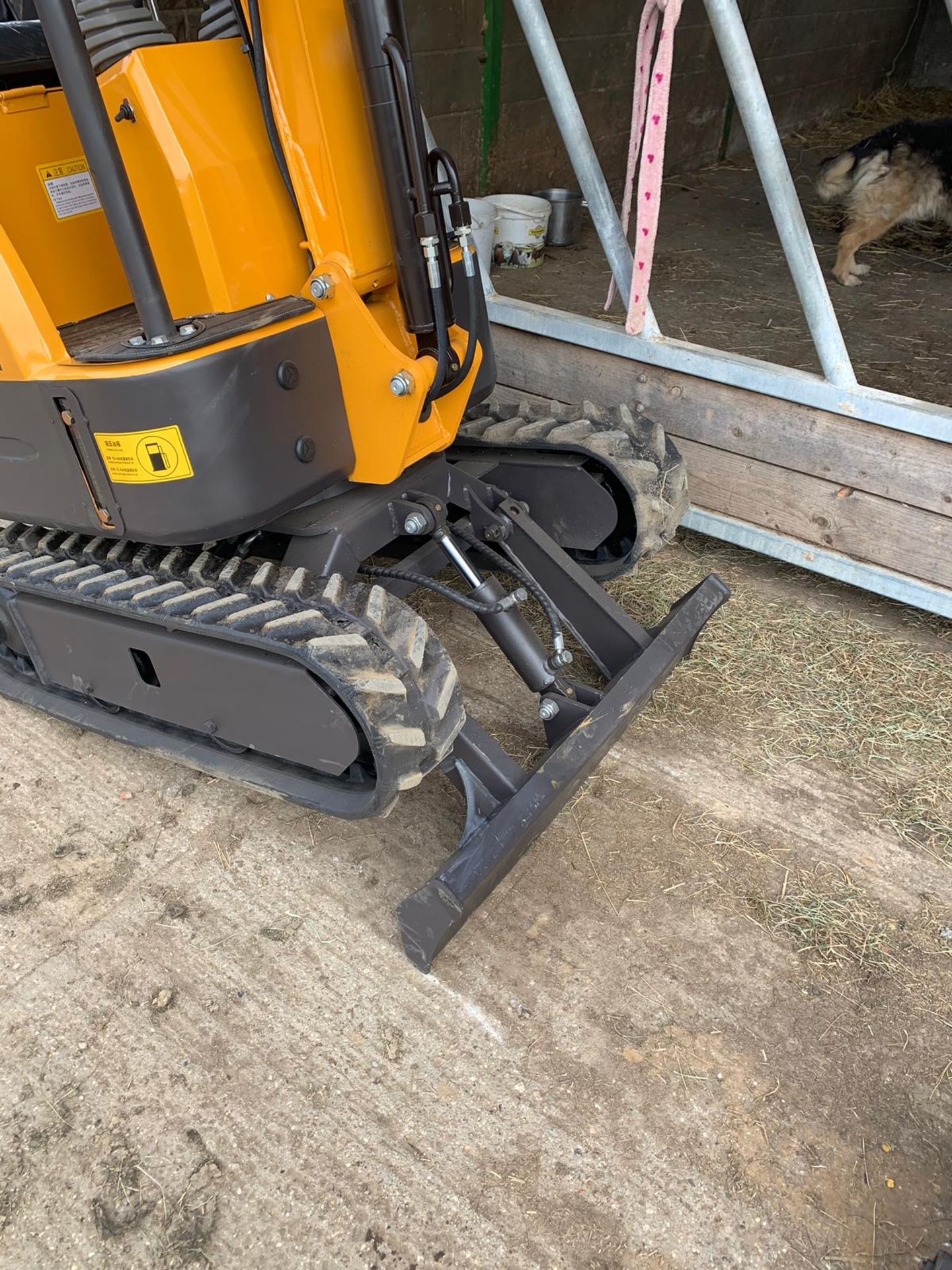 NEW & UNUSED MINI TRACKED EXCAVATOR MICRO RHINOCEROS XN08 C/W 3 X BUCKETS *PLUS VAT* - Image 2 of 10