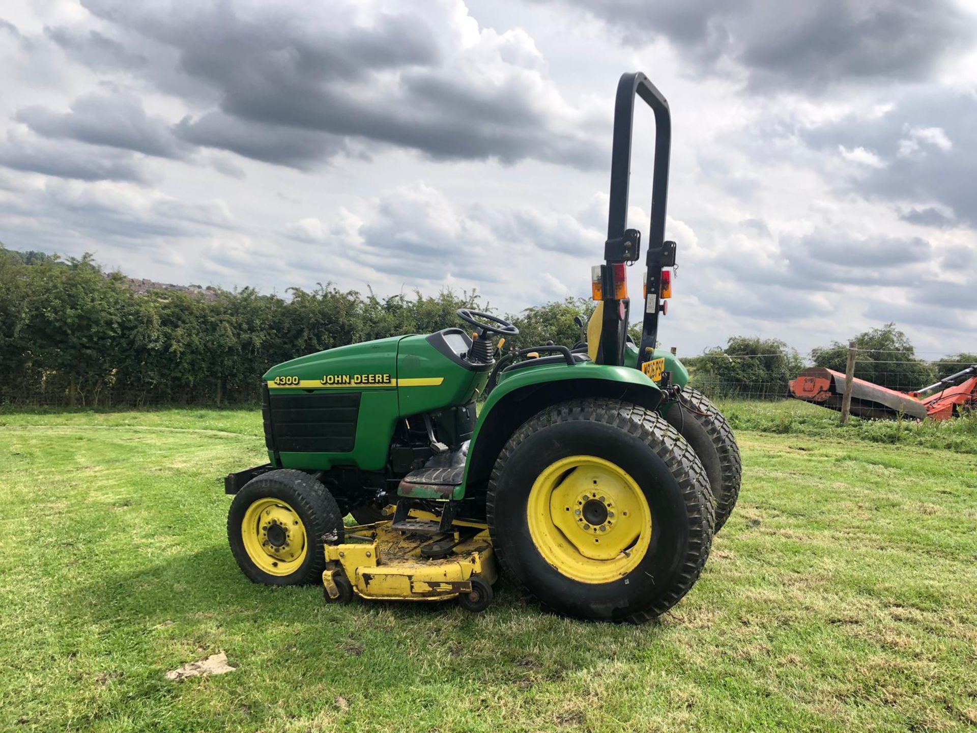 2000/W REG JOHN DEERE 4300 COMPACT TRACTOR C/W MID MOUNTED GRASS CUTTING DECK *PLUS VAT* - Image 3 of 6