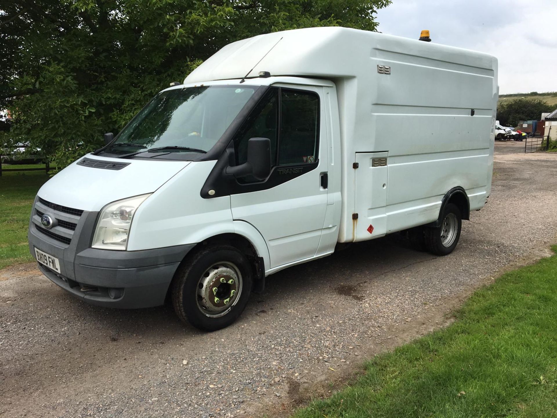 2009/09 REG FORD TRANSIT 100 T350M RWD 2.4 DIESEL WHITE BOX VAN, SHOWING 0 FORMER KEEPERS *PLUS VAT* - Image 3 of 16