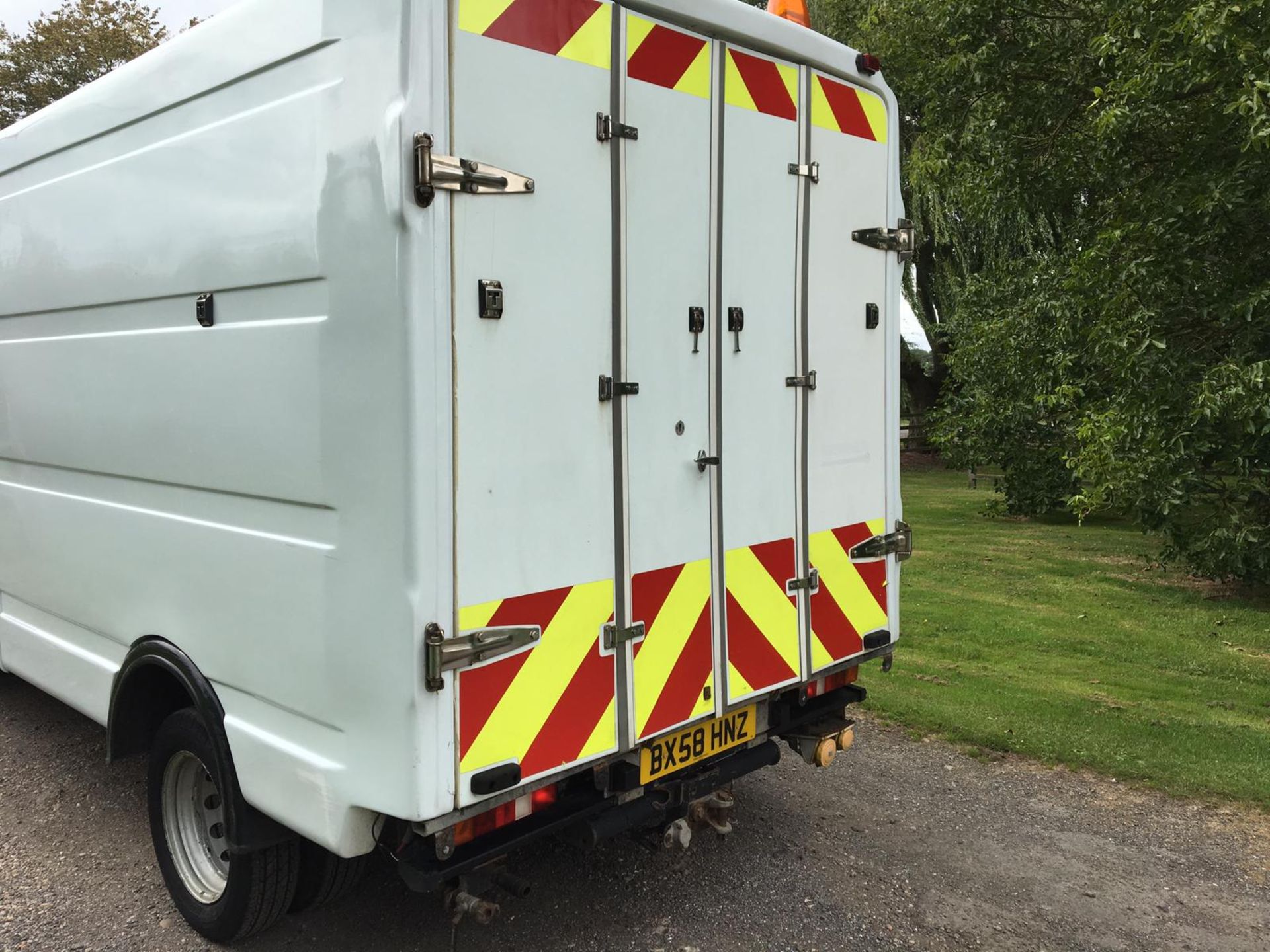 2008/58 REG FORD TRANSIT 100 T350M RWD AIR & ELECTRICS 2.4 DIESEL WHITE BOX VAN *PLUS VAT* - Image 5 of 19