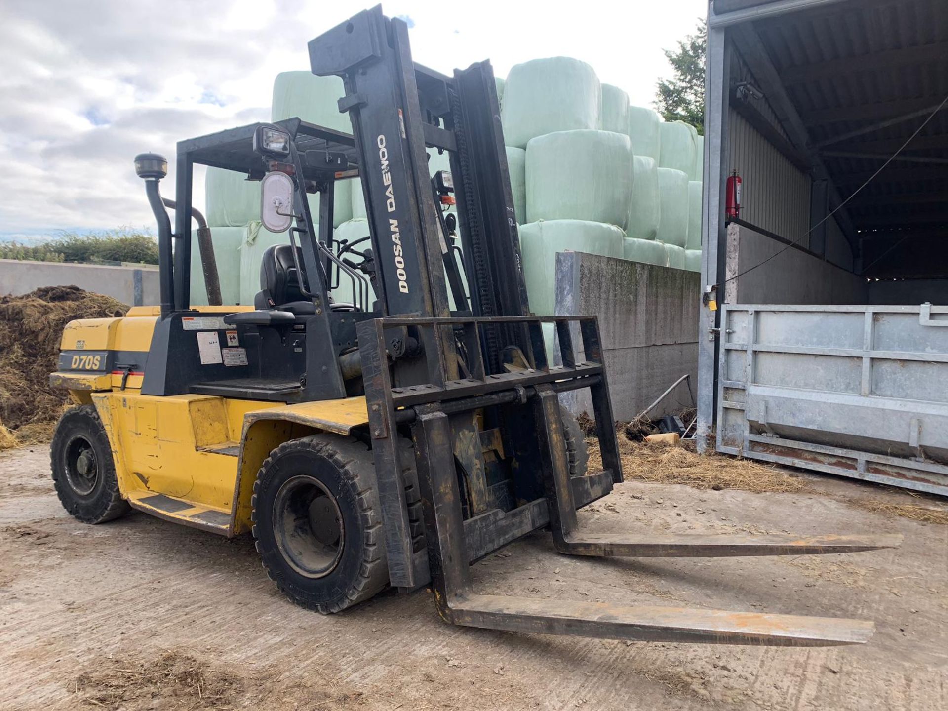 YEAR 2006, DAEWOO DOOSAN D70S 7000 KG TWIN WHEEL DIESEL FORKLIFT YELLOW/BLACK *PLUS VAT* - Image 3 of 9