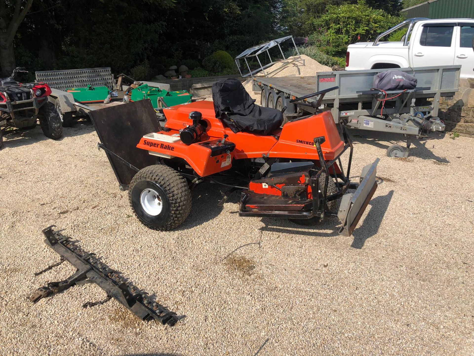 SMITHCO 3 WHEEL DRIVE SAND RAKE, COME STRAIGHT FROM THE GOLF COURSE, RUNS AND WORKS *NO VAT*
