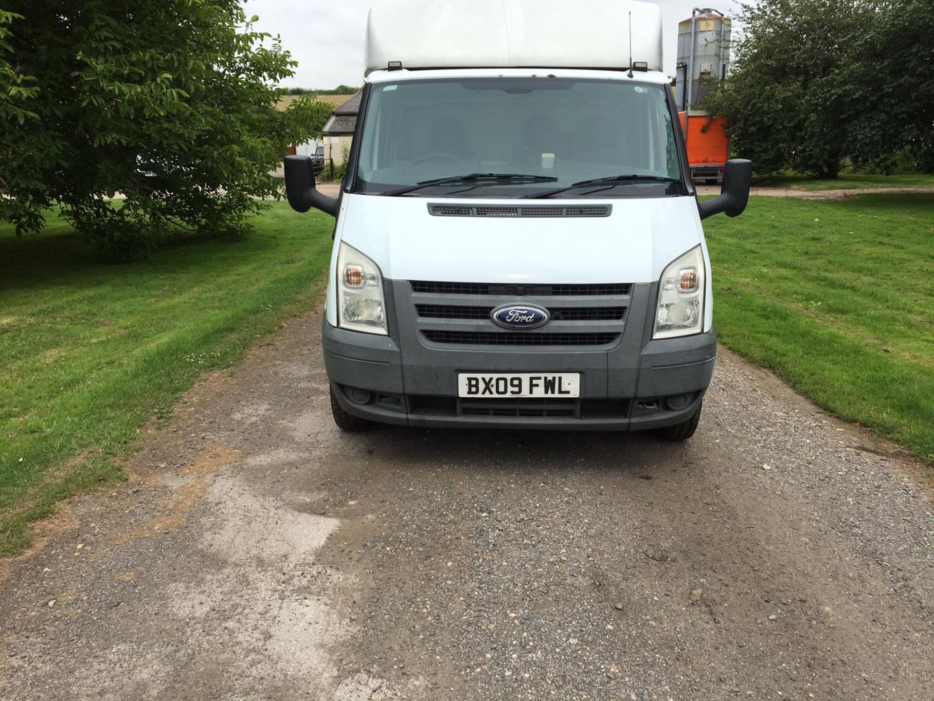 2009/09 REG FORD TRANSIT 100 T350M RWD 2.4 DIESEL WHITE BOX VAN, SHOWING 0 FORMER KEEPERS *PLUS VAT* - Image 2 of 16