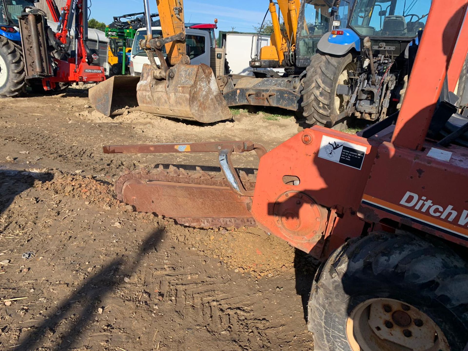 DITCH WITCH 3610 TRENCHER C/W A222 BACKHOE ATTACHMENT, RUNS, WORKS AND DIGS *PLUS VAT* - Image 2 of 16