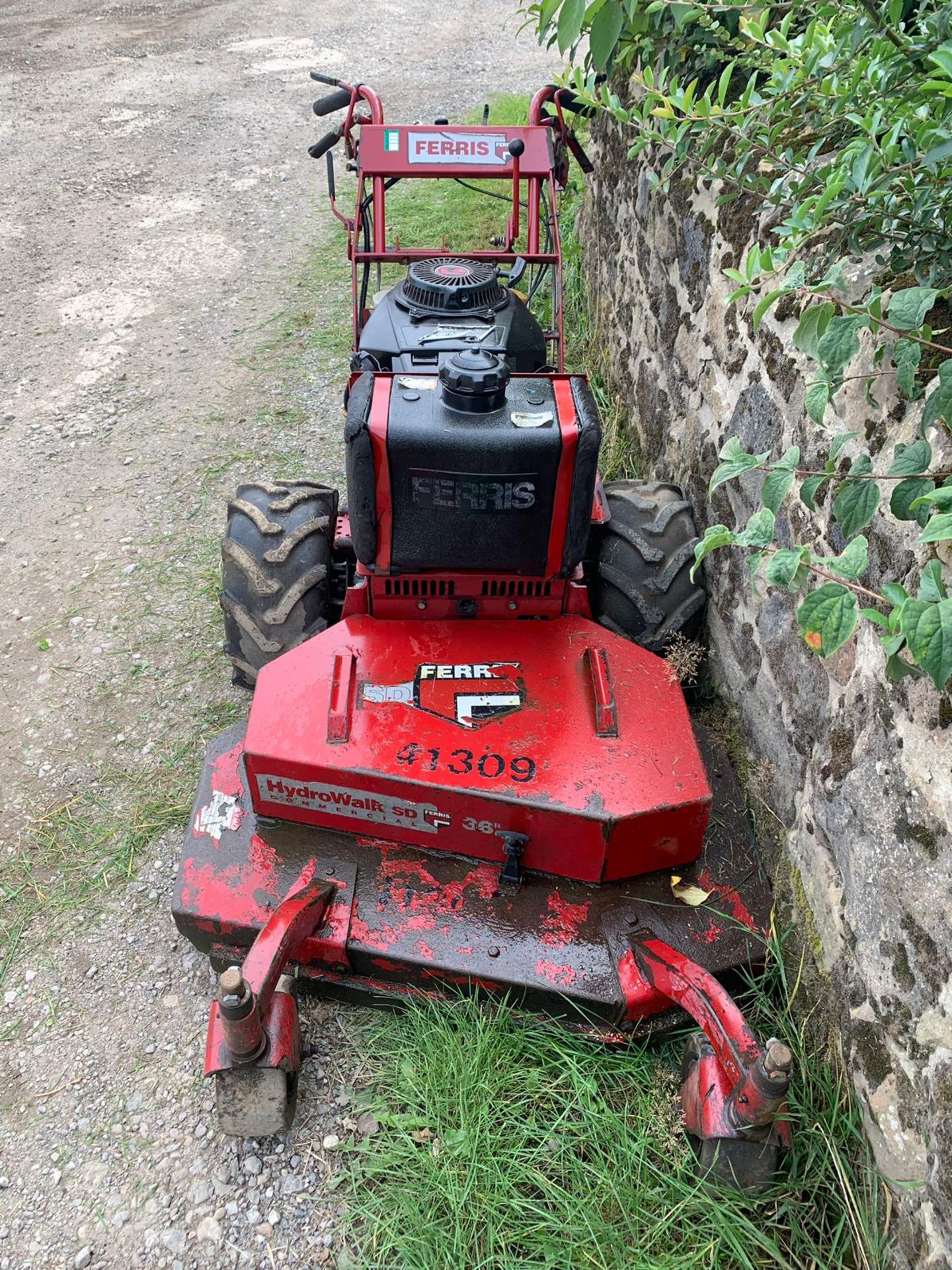 FERRIS HYDRO WALK-BEHIND SD COMMERCIAL 36" CUT MOWER, YEAR 2005, RUNS, WORKS AND CUTS *PLUS VAT* - Image 2 of 14