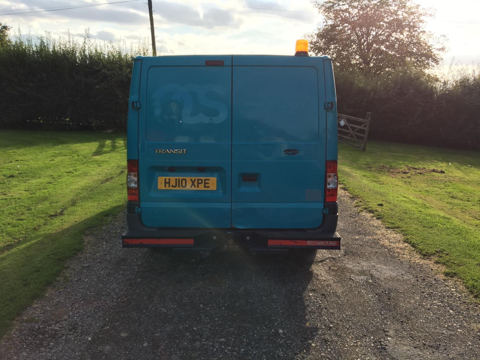 2010/10 REG FORD TRANSIT 85 T260S FWD 2.2 DIESEL WHITE CREW VAN 9 SEATER *PLUS VAT* - Image 9 of 17