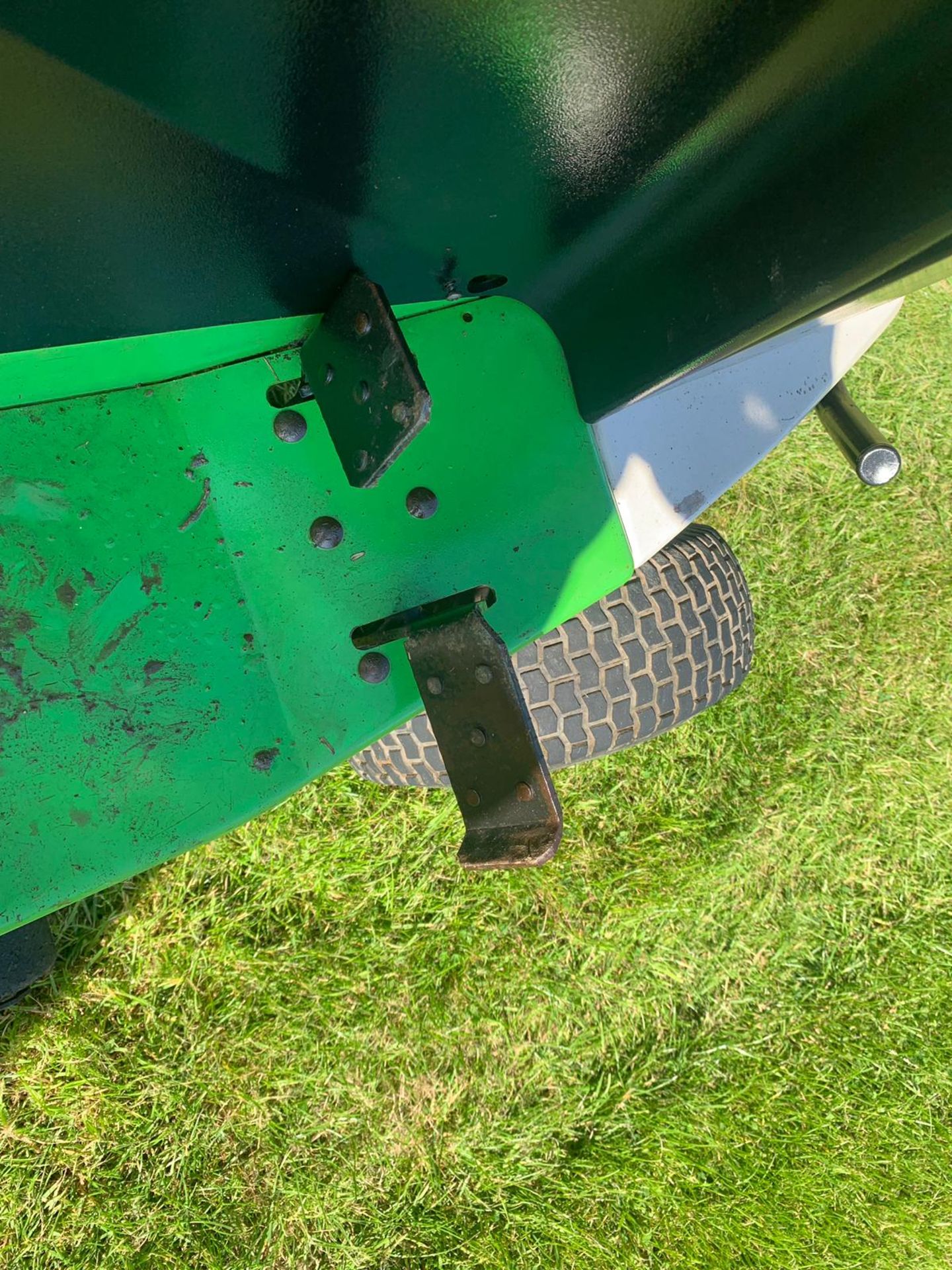 ETESIA MVEHH HYDRO RIDE ON LAWN MOWER C/W REAR GRASS COLLECTOR, RUNS, WORKS AND CUTS *PLUS VAT* - Image 12 of 16