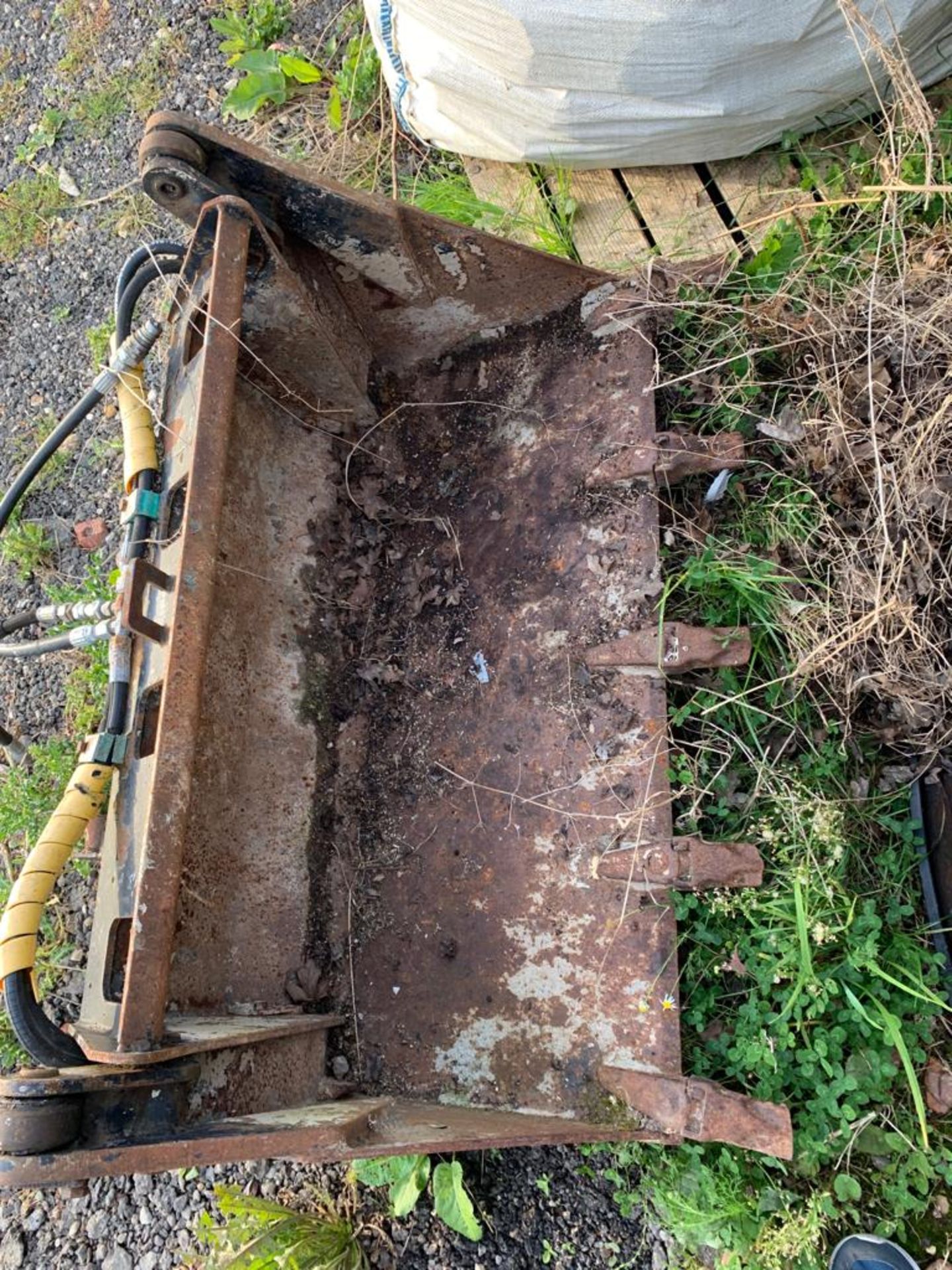 4-IN-1 HYDRAULIC 1.2M WIDE BUCKET WITH BRACKET & TEETH, REMOVED FROM AVANT LOADER, IN WORKING ORDER - Image 4 of 4