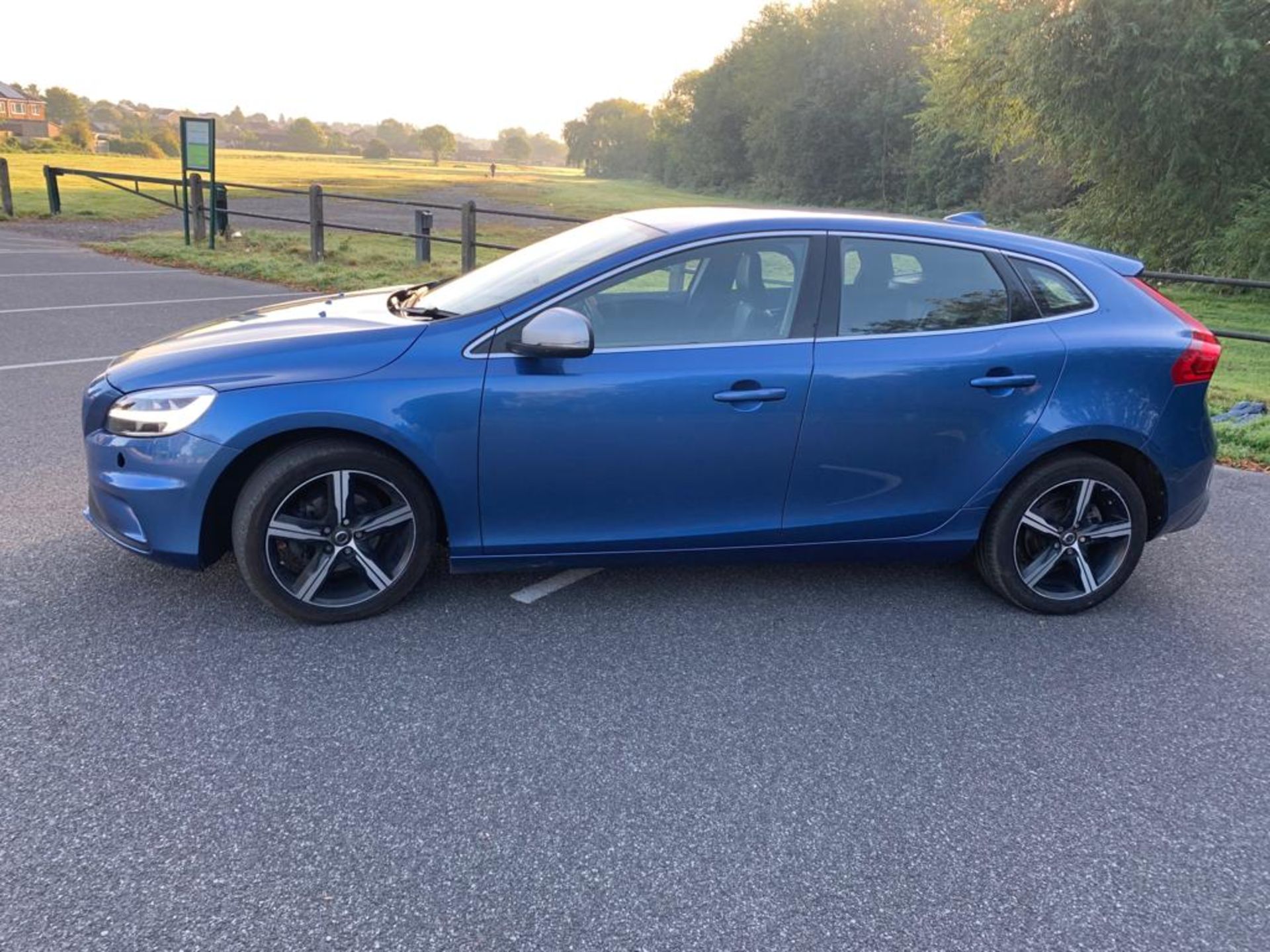 2017/67 REG VOLVO V40 R-DESIGN NAV + D2 2.0 DIESEL BLUE 5 DOOR HATCHBACK, SHOWING 1 FORMER KEEPER - Image 4 of 19