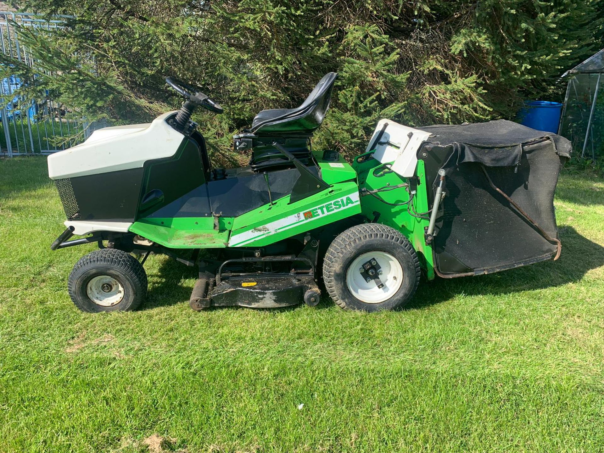 ETESIA MVEHH HYDRO RIDE ON LAWN MOWER C/W REAR GRASS COLLECTOR, RUNS, WORKS AND CUTS *PLUS VAT* - Image 5 of 16