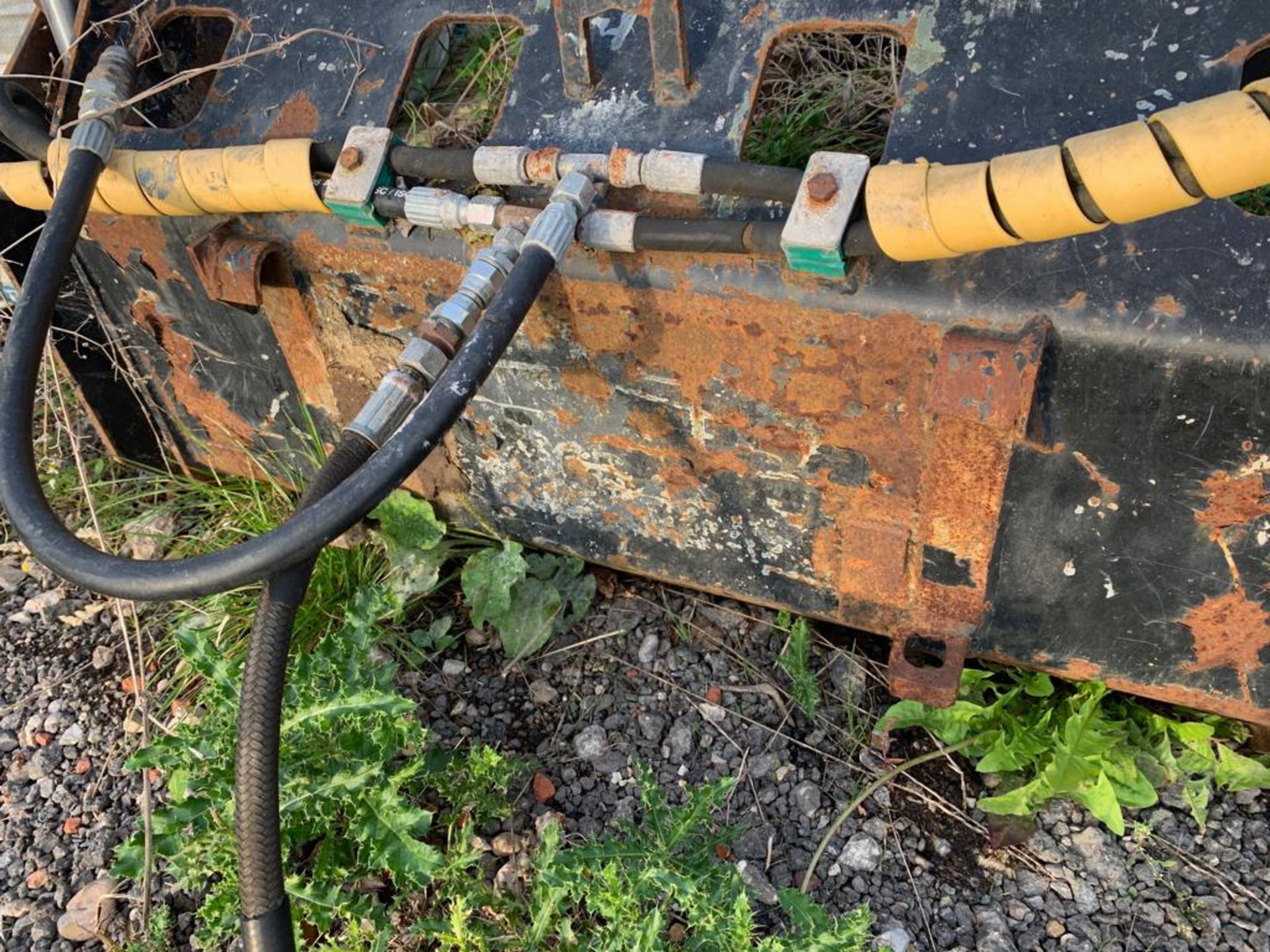 4-IN-1 HYDRAULIC 1.2M WIDE BUCKET WITH BRACKET & TEETH, REMOVED FROM AVANT LOADER, IN WORKING ORDER - Image 2 of 4