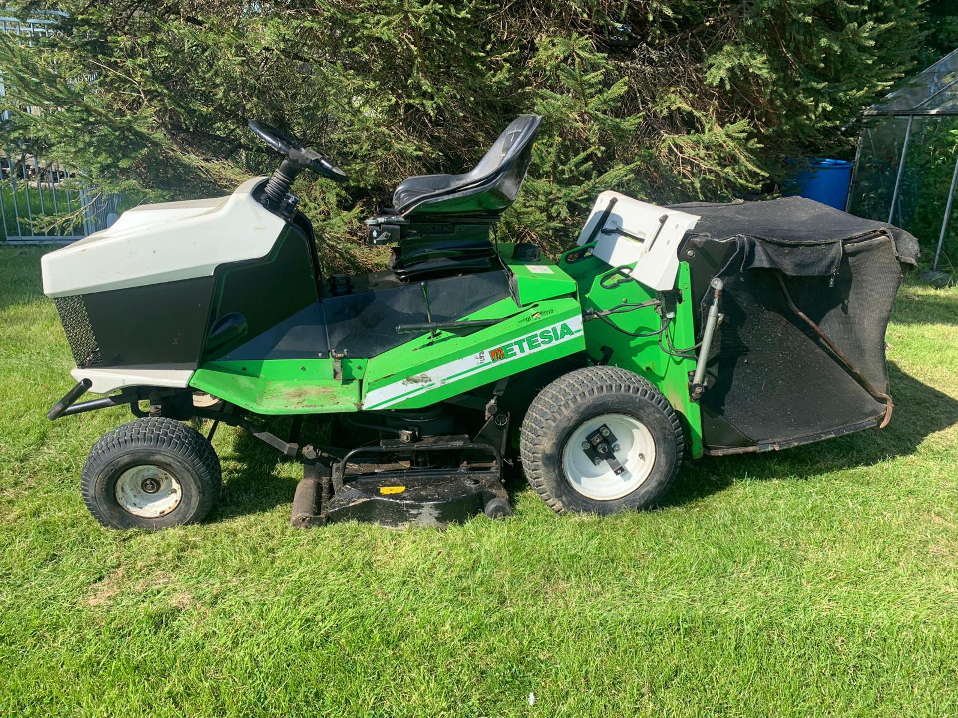 ETESIA MVEHH HYDRO RIDE ON LAWN MOWER C/W REAR GRASS COLLECTOR, RUNS, WORKS AND CUTS *PLUS VAT* - Image 6 of 16
