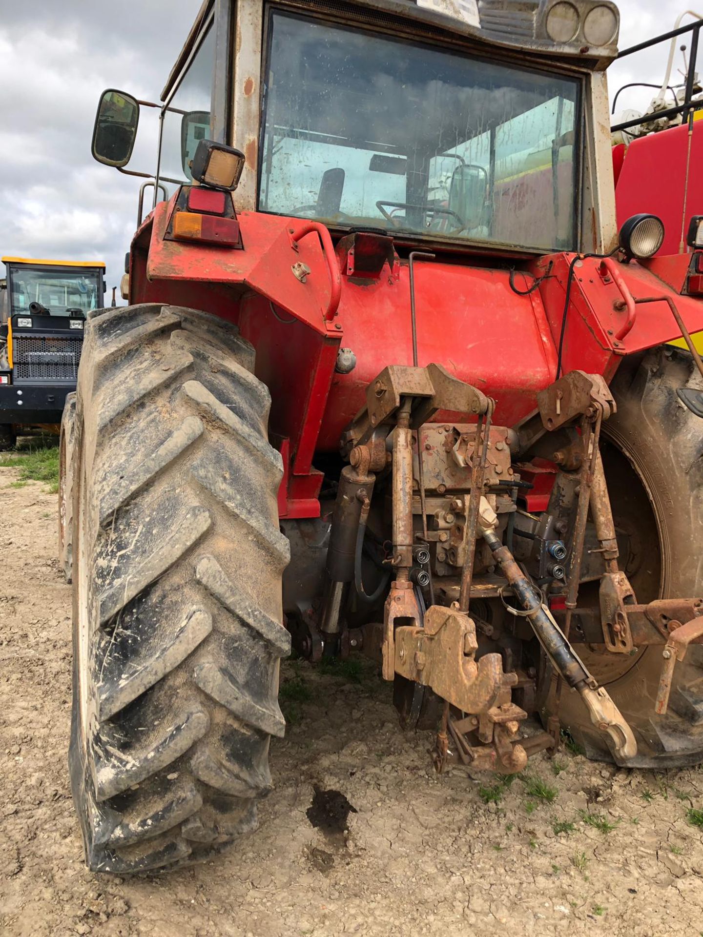 MASSEY FERGUSON 2640 RED TRACTOR, RUNS AND WORKS, SHOWING - 6489 HOURS *PLUS VAT* - Image 4 of 8