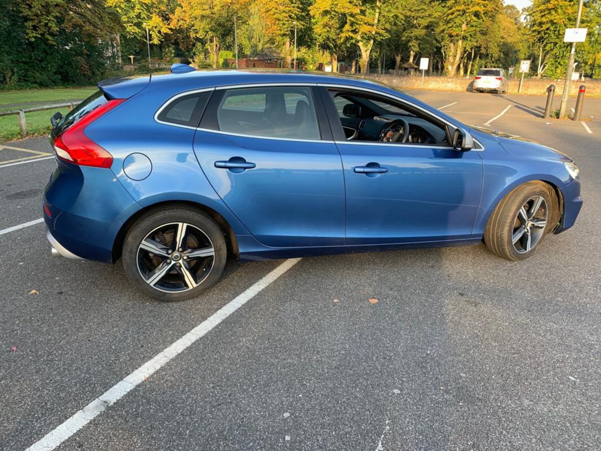 2017/67 REG VOLVO V40 R-DESIGN NAV + D2 2.0 DIESEL BLUE 5 DOOR HATCHBACK, SHOWING 1 FORMER KEEPER - Image 8 of 19