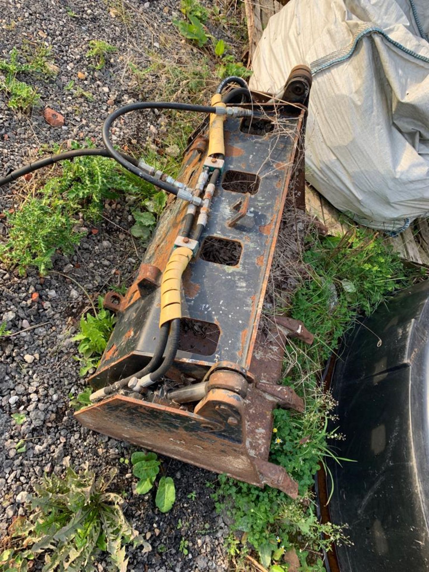 4-IN-1 HYDRAULIC 1.2M WIDE BUCKET WITH BRACKET & TEETH, REMOVED FROM AVANT LOADER, IN WORKING ORDER - Image 3 of 4