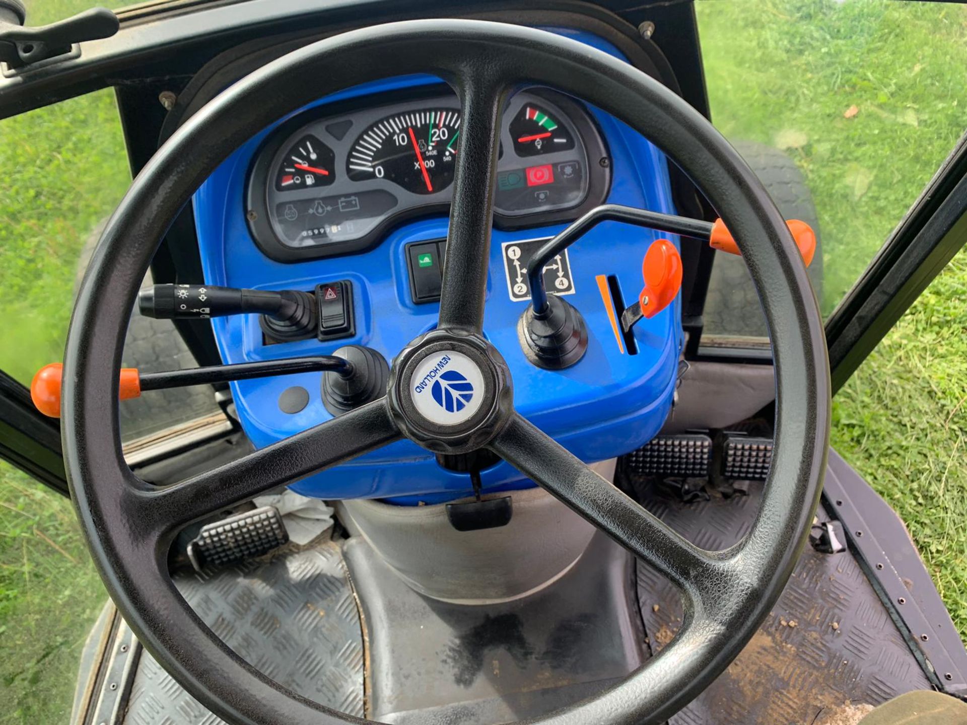 NEW HOLLAND TC40DA COMPACT TRACTOR WITH FULL GLASS CAB, 3 POINT LINKAGE *PLUS VAT* - Image 8 of 15