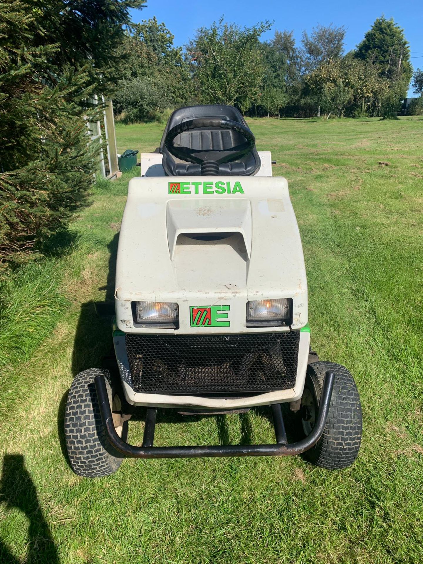 ETESIA MVEHH HYDRO RIDE ON LAWN MOWER C/W REAR GRASS COLLECTOR, RUNS, WORKS AND CUTS *PLUS VAT* - Image 3 of 16