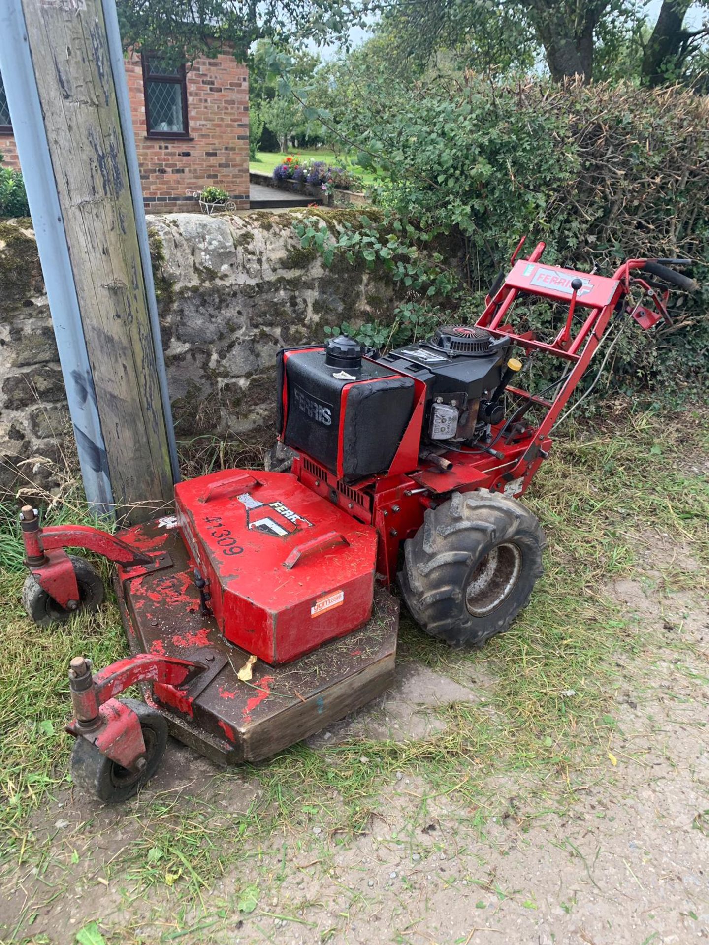 FERRIS HYDRO WALK-BEHIND SD COMMERCIAL 36" CUT MOWER, YEAR 2005, RUNS, WORKS AND CUTS *PLUS VAT* - Image 4 of 14