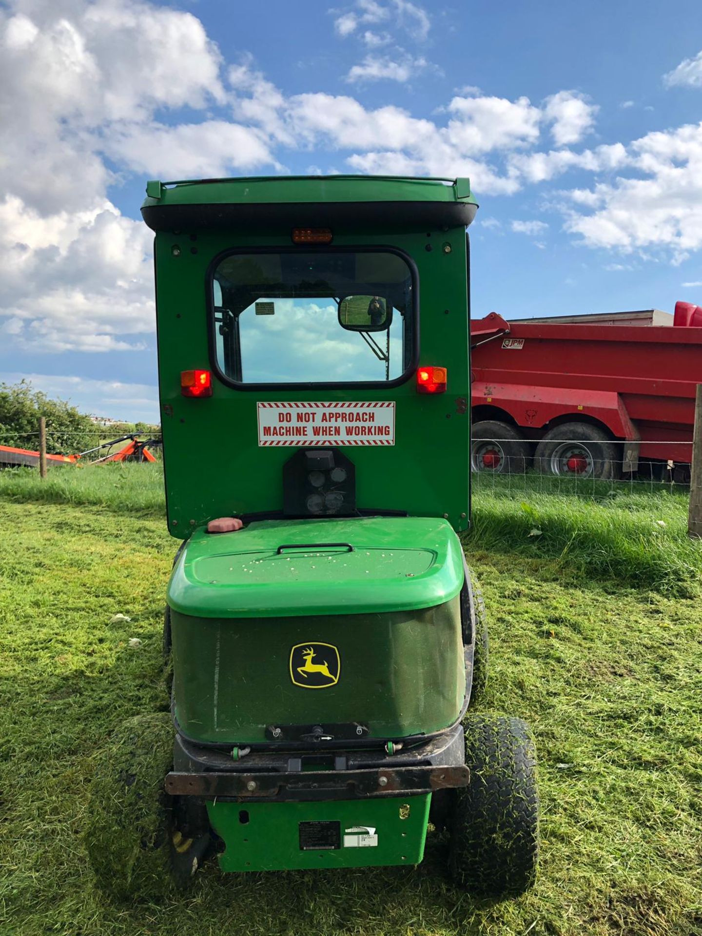 2014 JOHN DEERE 1565 52 INCH DECK, 4 WHEEL DRIVE, RIDE ON LAWN MOWER WITH CAB *PLUS VAT* - Image 3 of 10