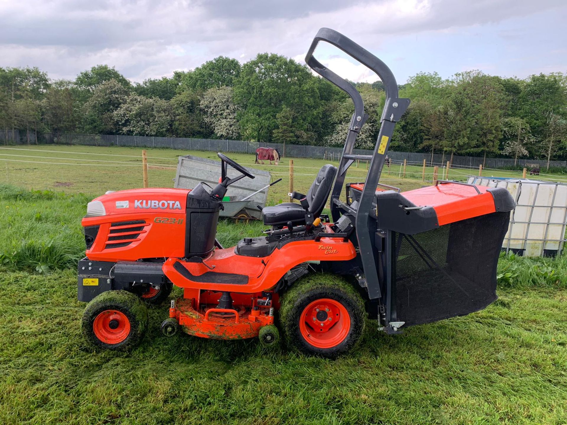 2015 KUBOTA G23-II TWIN CUT LAWN MOWER WITH ROLL BAR, HYDRAULIC TIP, LOW DUMP COLLECTOR - 28 HOURS!!