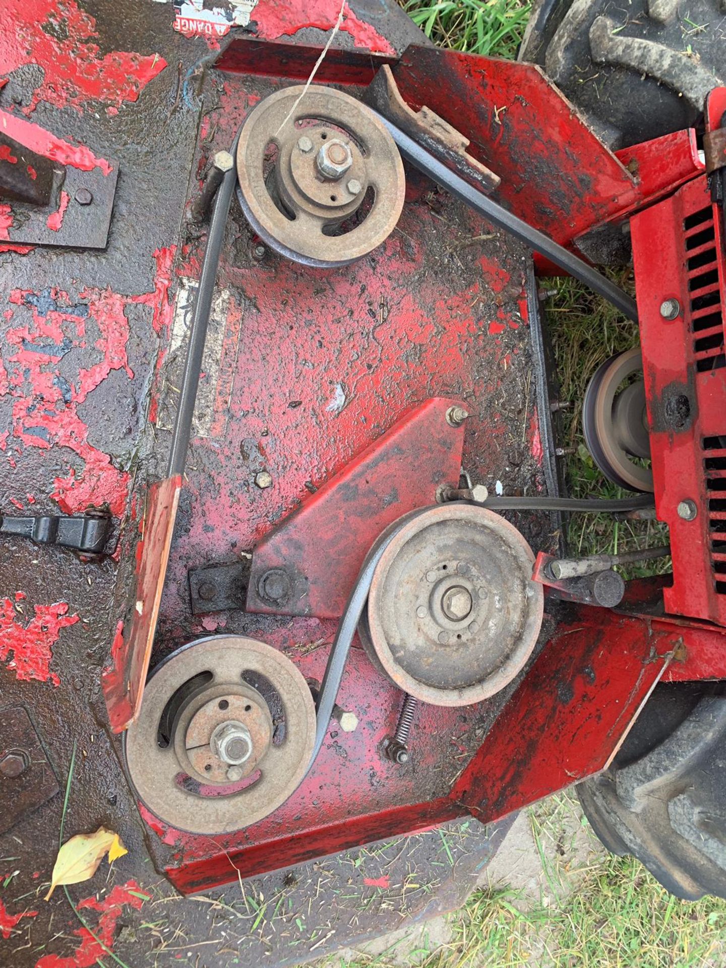 FERRIS HYDRO WALK-BEHIND SD COMMERCIAL 36" CUT MOWER, YEAR 2005, RUNS, WORKS AND CUTS *PLUS VAT* - Image 12 of 14