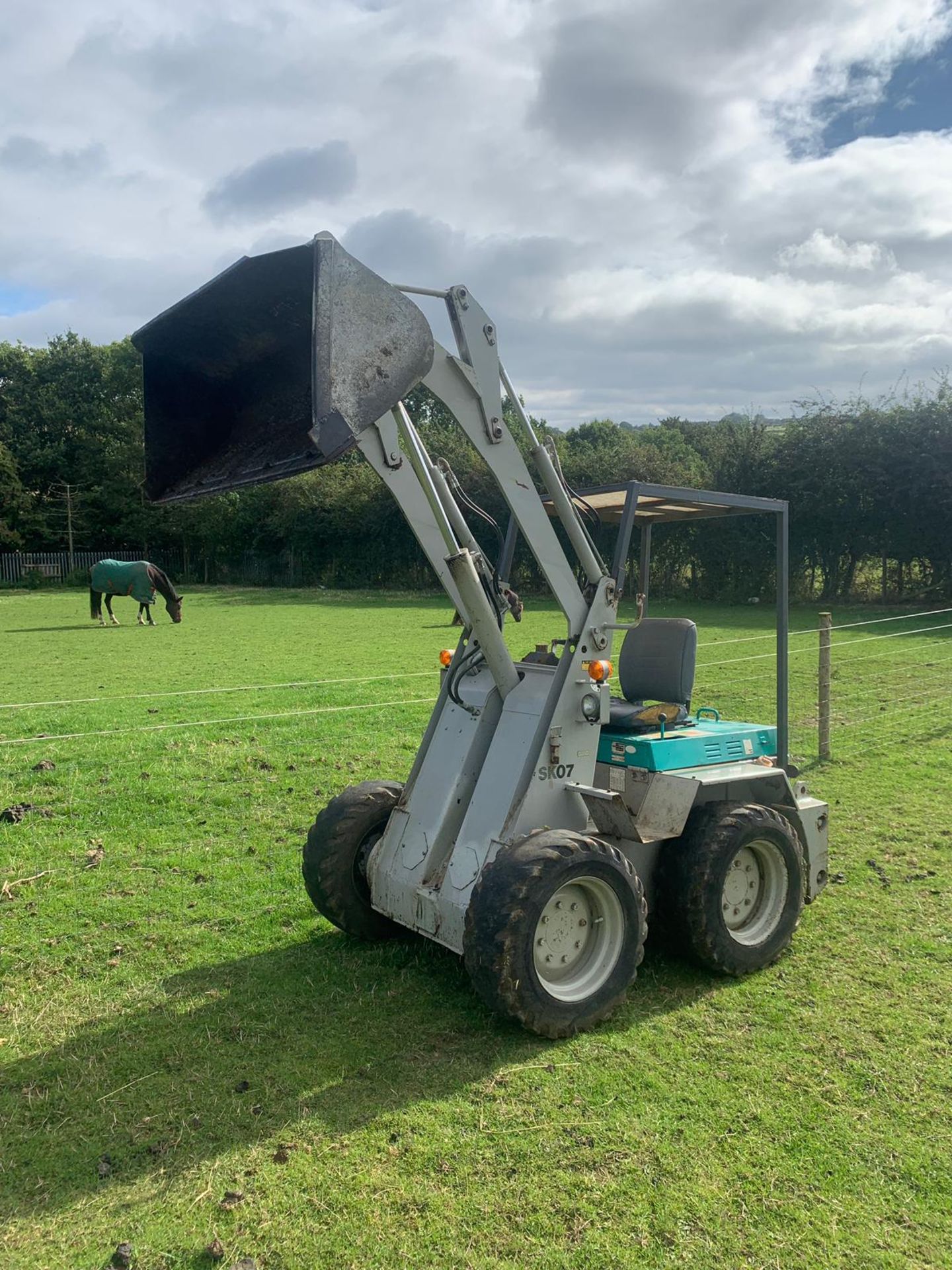 KOMATSU SK07 LOADING SHOVEL, STARTS, DRIVES AND LIFTS SKID STEER *PLUS VAT* - Image 2 of 12