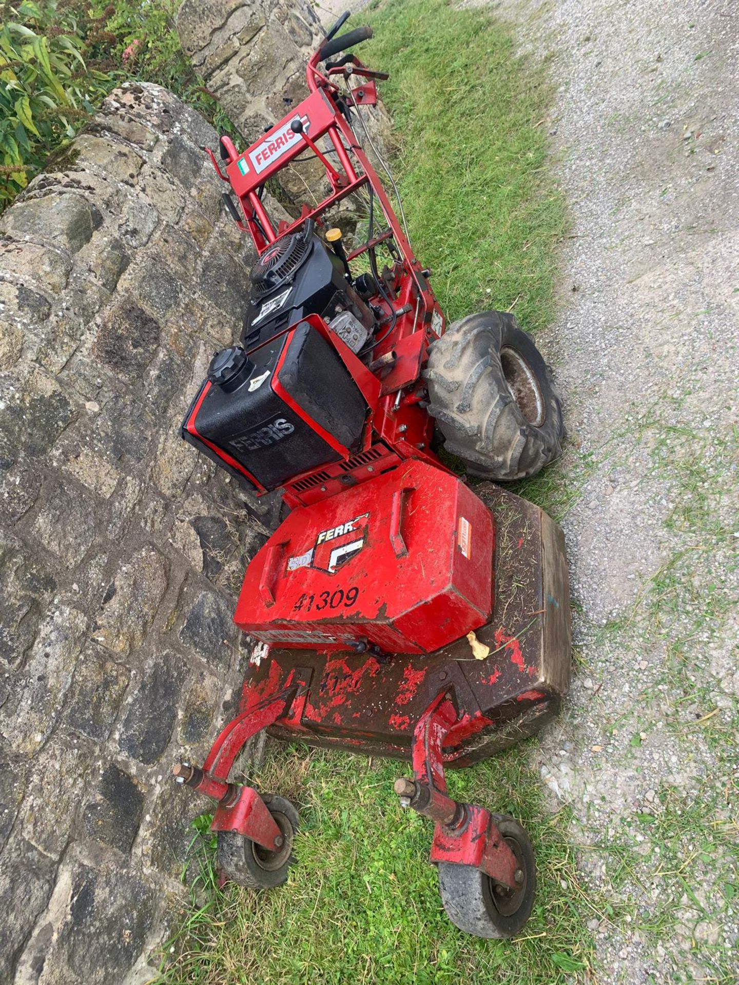 FERRIS HYDRO WALK-BEHIND SD COMMERCIAL 36" CUT MOWER, YEAR 2005, RUNS, WORKS AND CUTS *PLUS VAT* - Image 7 of 14