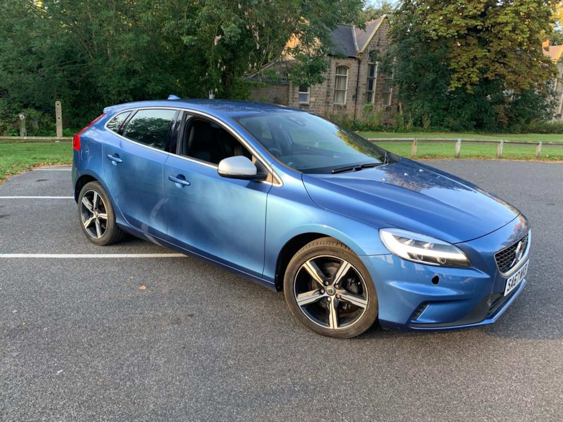 2017/67 REG VOLVO V40 R-DESIGN NAV + D2 2.0 DIESEL BLUE 5 DOOR HATCHBACK, SHOWING 1 FORMER KEEPER