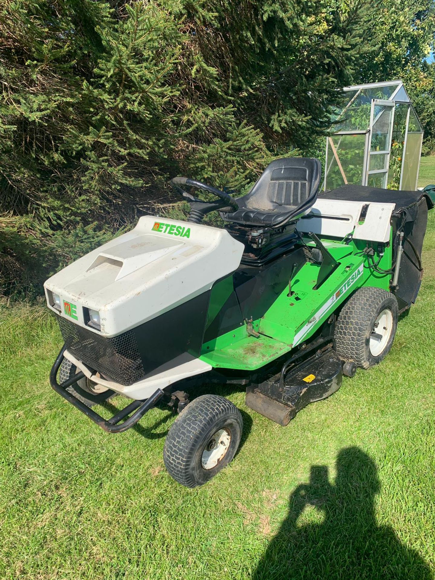 ETESIA MVEHH HYDRO RIDE ON LAWN MOWER C/W REAR GRASS COLLECTOR, RUNS, WORKS AND CUTS *PLUS VAT* - Image 4 of 16