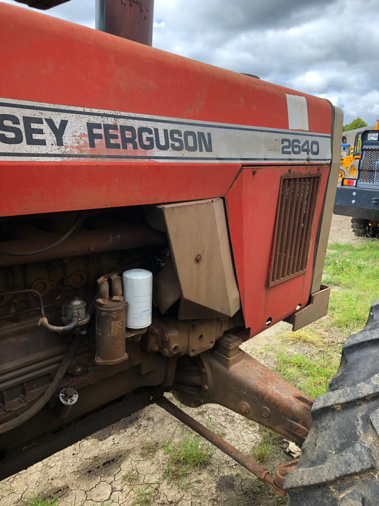 MASSEY FERGUSON 2640 RED TRACTOR, RUNS AND WORKS, SHOWING - 6489 HOURS *PLUS VAT* - Image 6 of 8