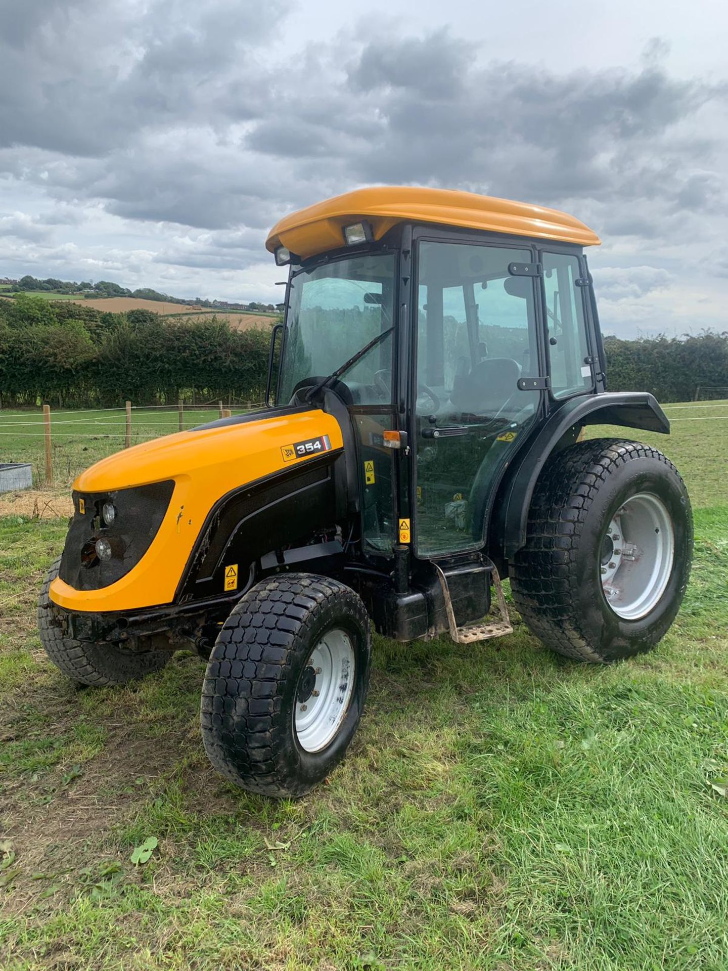 JCB 354 COMPACT TRACTOR WITH FULL GLASS CAB, RUNS AND WORKS, SHOWING 4592 HOURS *PLUS VAT* - Image 3 of 15