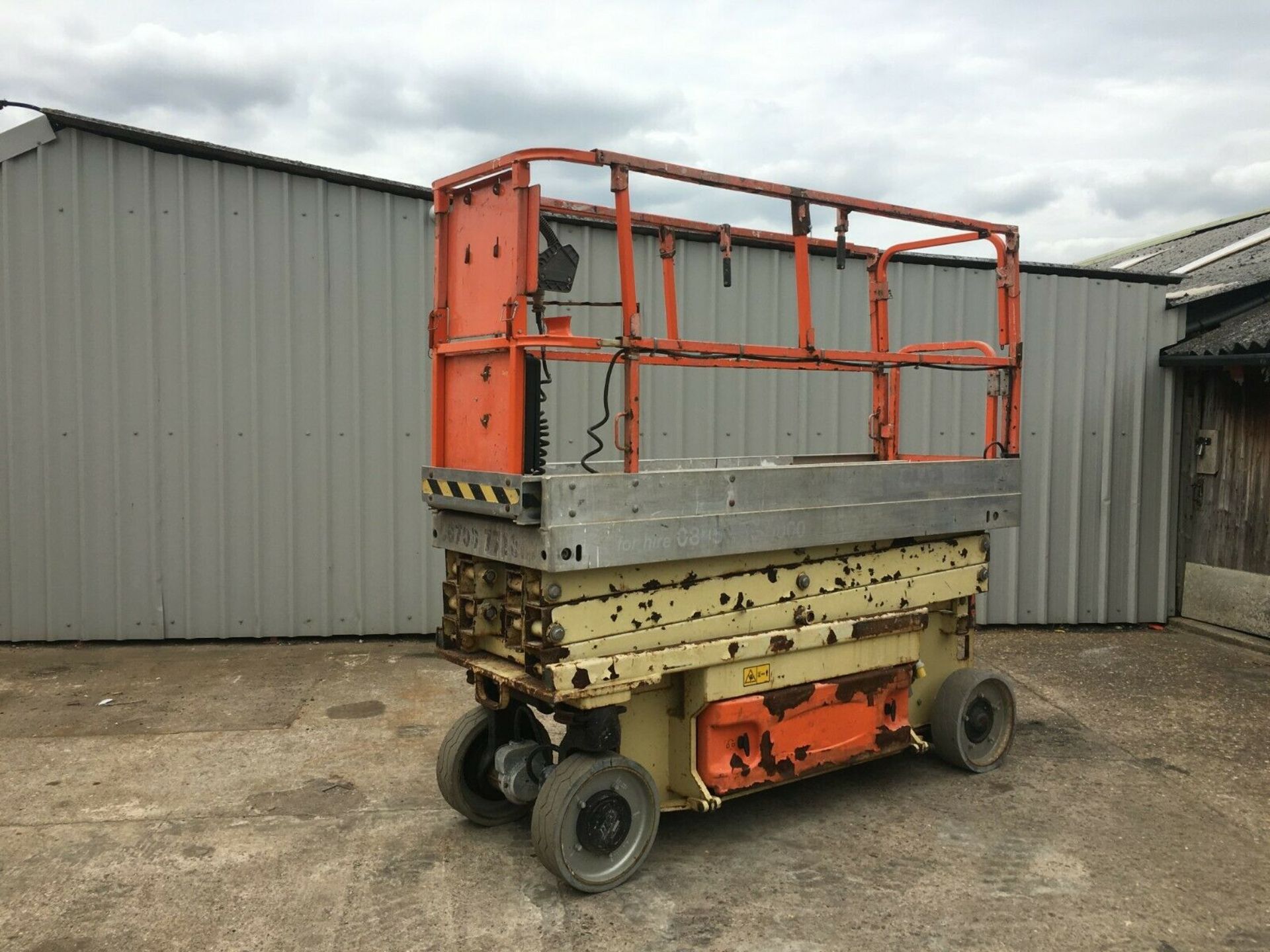 JLG 2030 ES ELECTRIC SCISSOR LIFT, ONLY 181 HOURS, PERFECT WORKING CONDITION *PLUS VAT* - Image 3 of 7