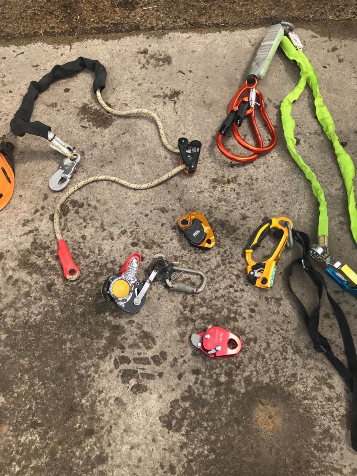 QTY OF CLIMBING GEAR AND HARNESS *PLUS VAT* - Bild 13 aus 15