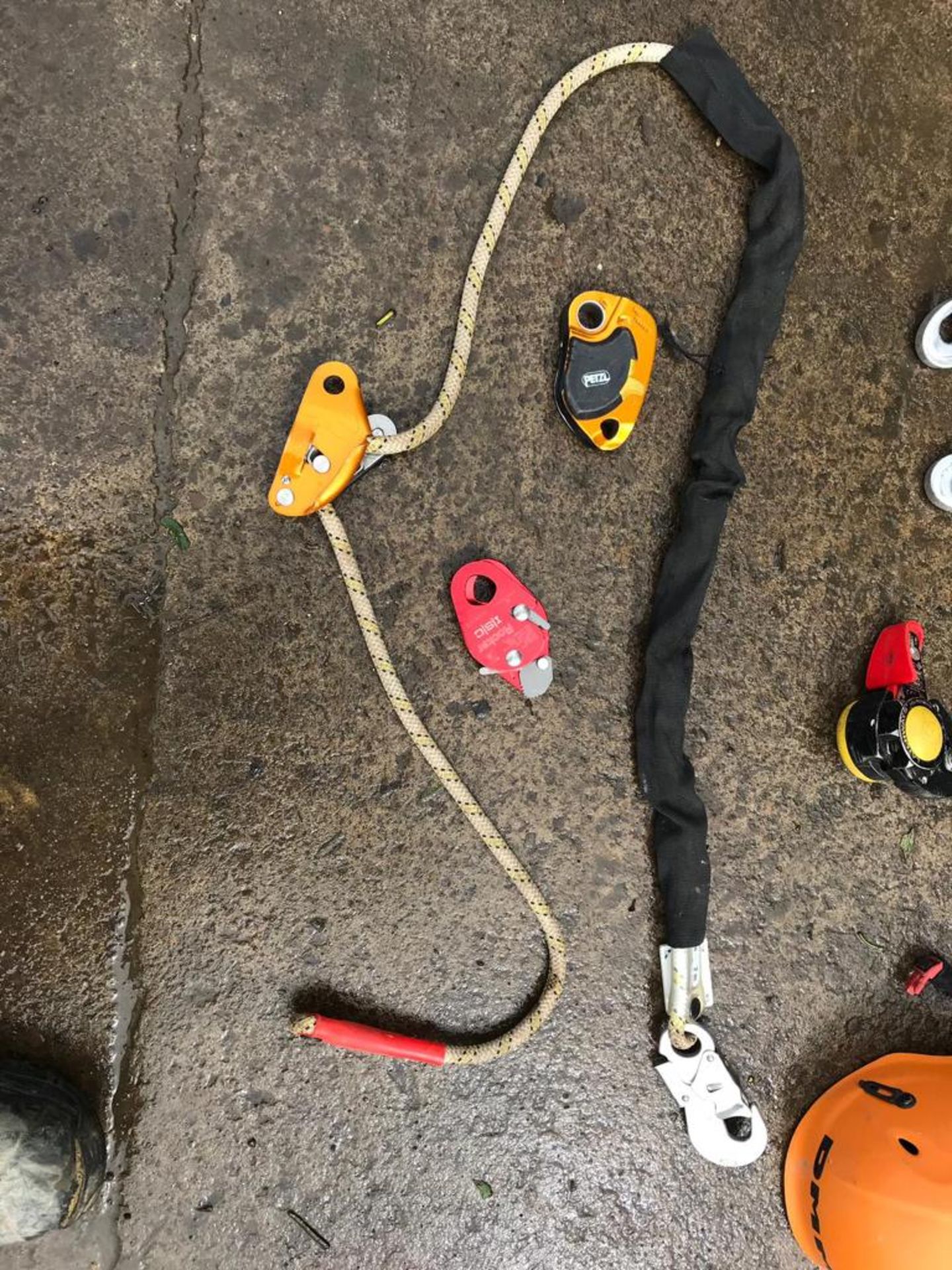 QTY OF CLIMBING GEAR AND HARNESS *PLUS VAT* - Bild 14 aus 15