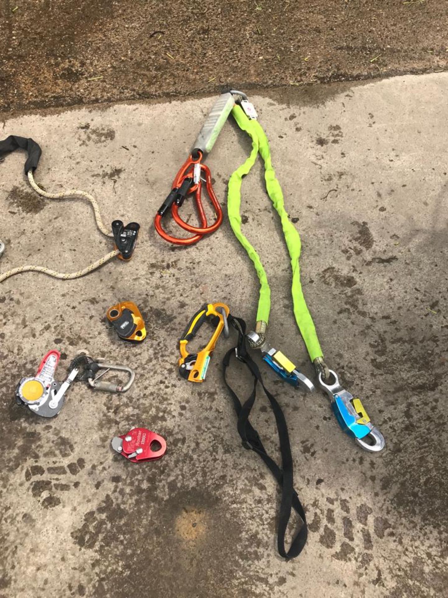 QTY OF CLIMBING GEAR AND HARNESS *PLUS VAT* - Image 5 of 15