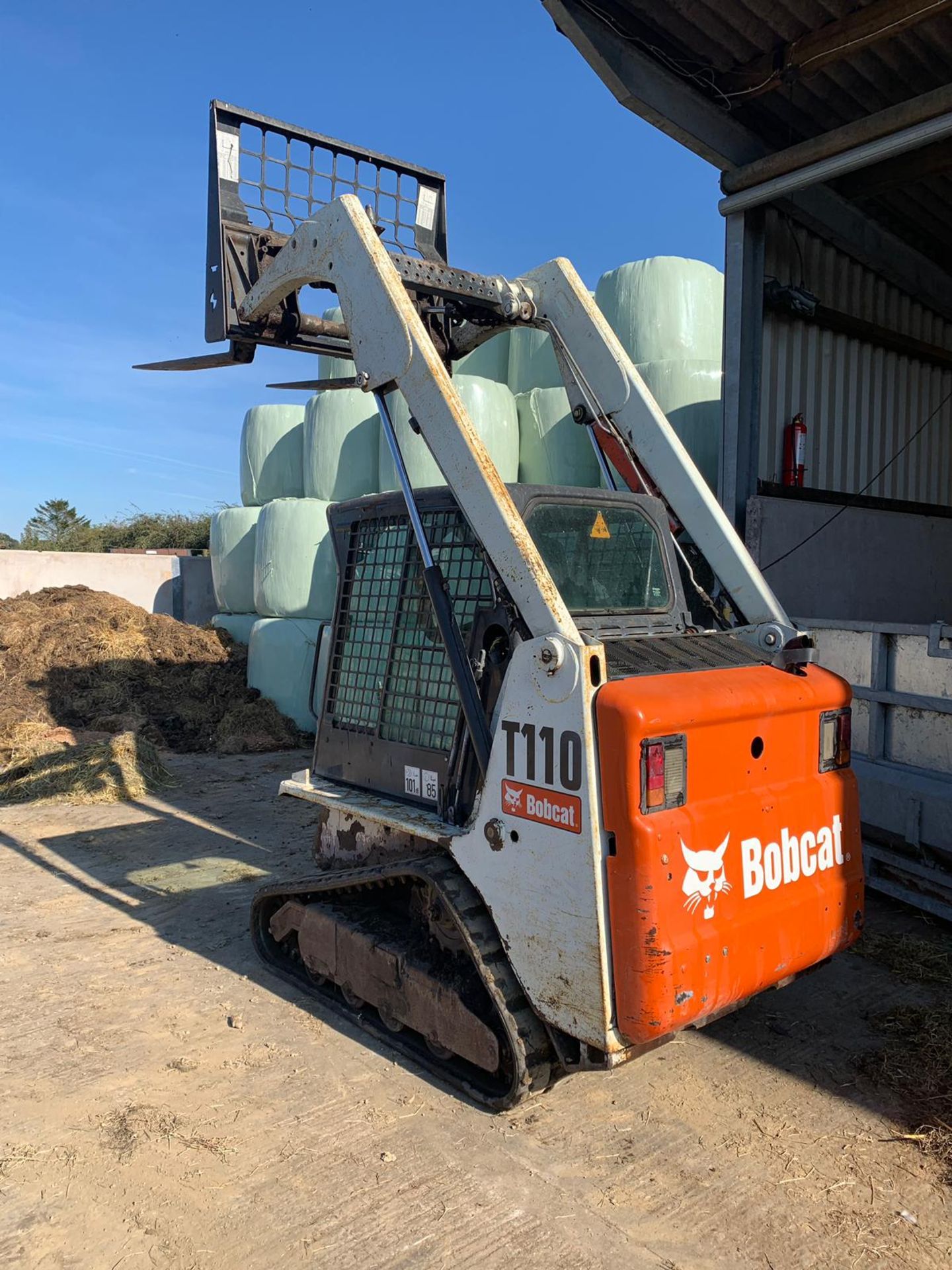 BOBCAT COMPACT TRACKED LOADER, MODEL T110, C/W FORKS, ROTAVATOR, BUCKET SWEEPER & BUCKET *PLUS VAT* - Bild 5 aus 17