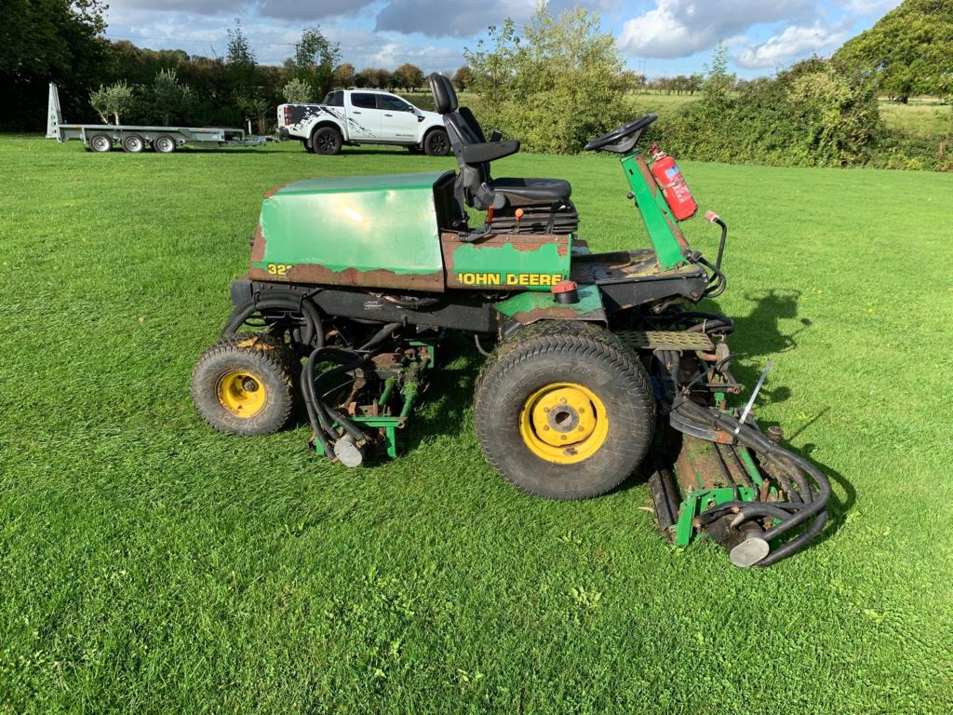 JOHN DEERE 3235A 5 GANG FAIRWAY RIDE ON DIESEL MOWER, IN WORKING CONDITION *NO VAT* - Bild 2 aus 18